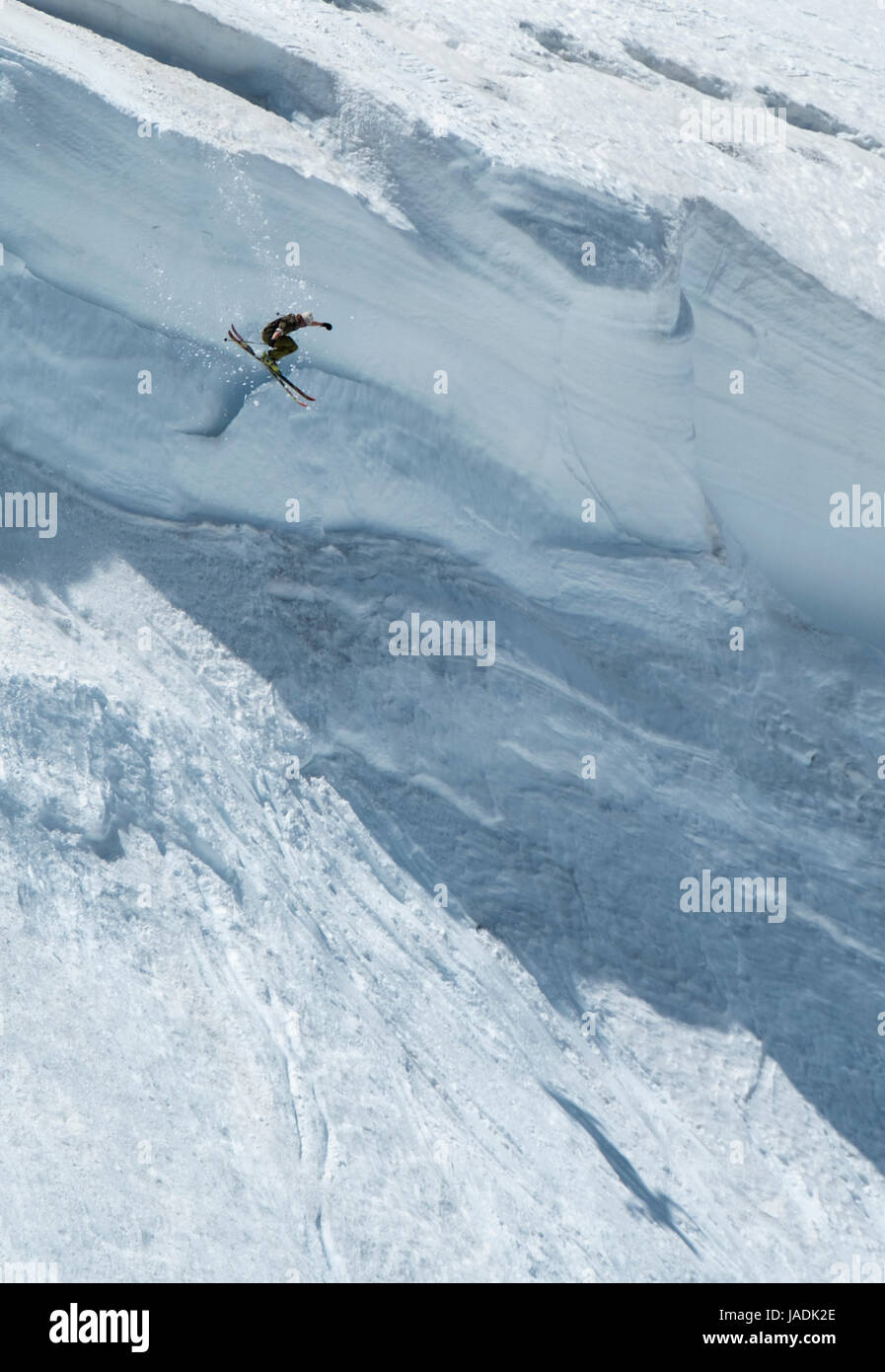 Extremsport: Skifahrer springen von einem überhängenden Schneegrat in den Beartooth Mountains, Montana, USA Stockfoto