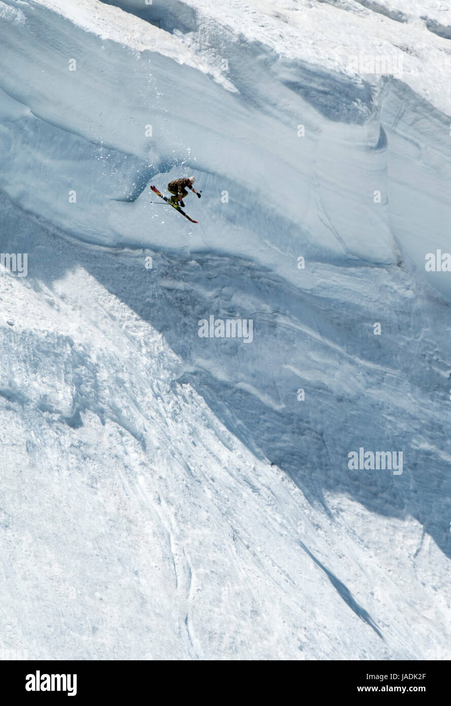 Extremsport: Skifahrer springen von einem überhängenden Schneegrat in den Beartooth Mountains, Montana, USA Stockfoto