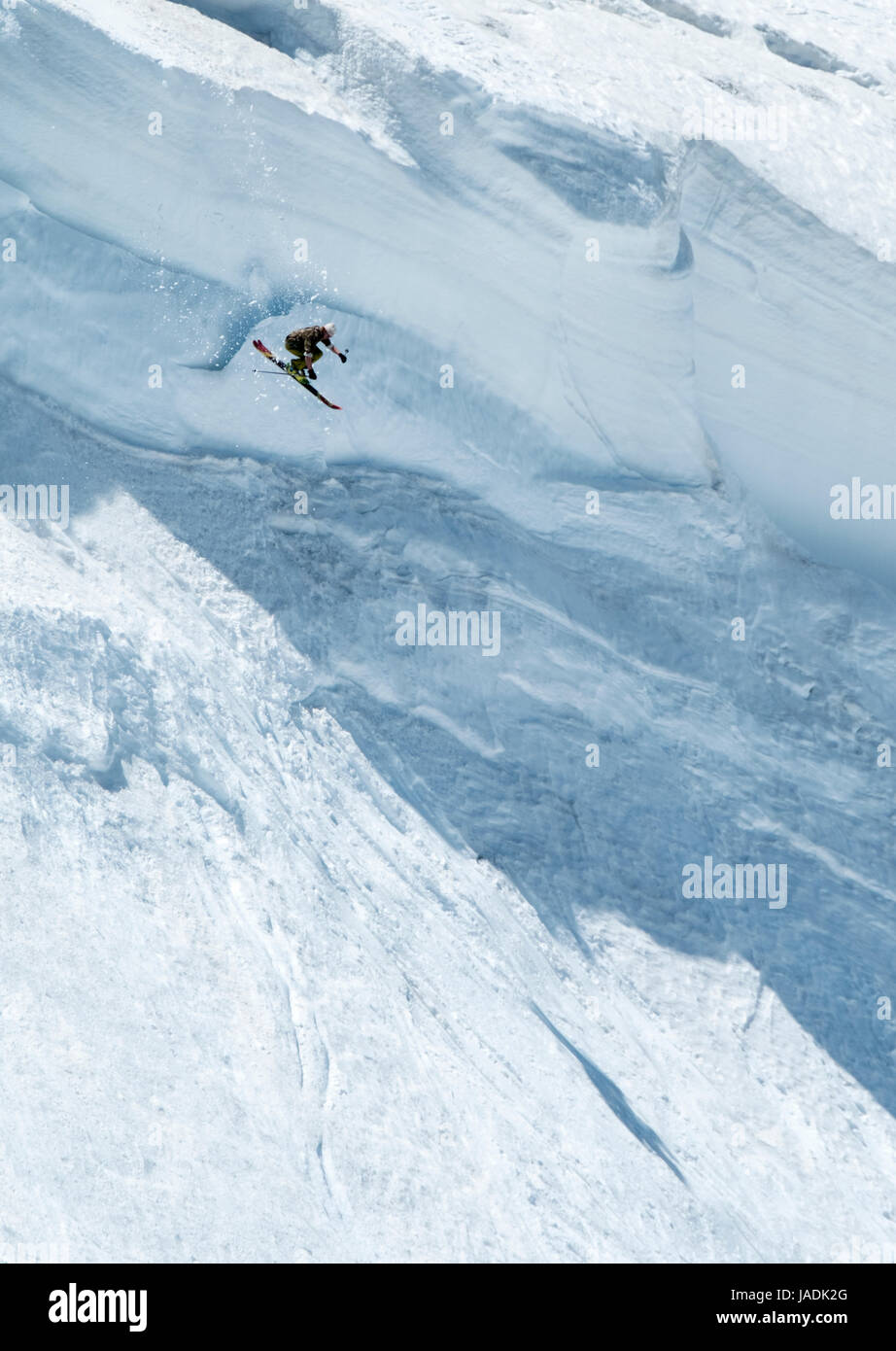 Extremsport: Skifahrer springen von einem überhängenden Schneegrat in den Beartooth Mountains, Montana, USA Stockfoto