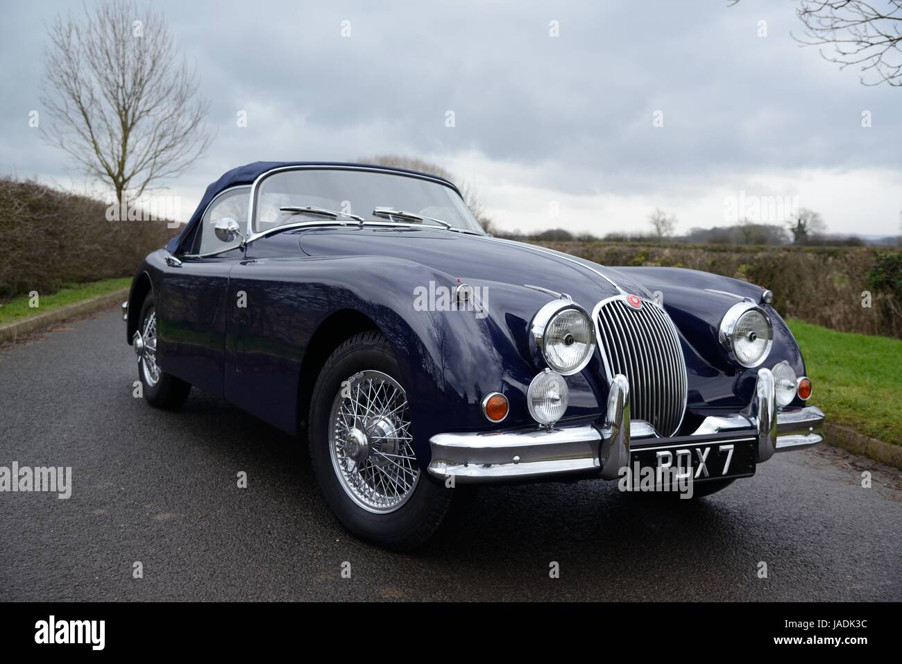 Der Jaguar XK150 parkte an einem Wintertag auf einer Landspur Stockfoto