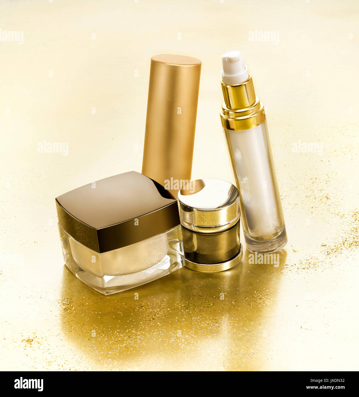 Kosmetik in gold Umgebung mit kleinen gold-nuggets Stockfoto