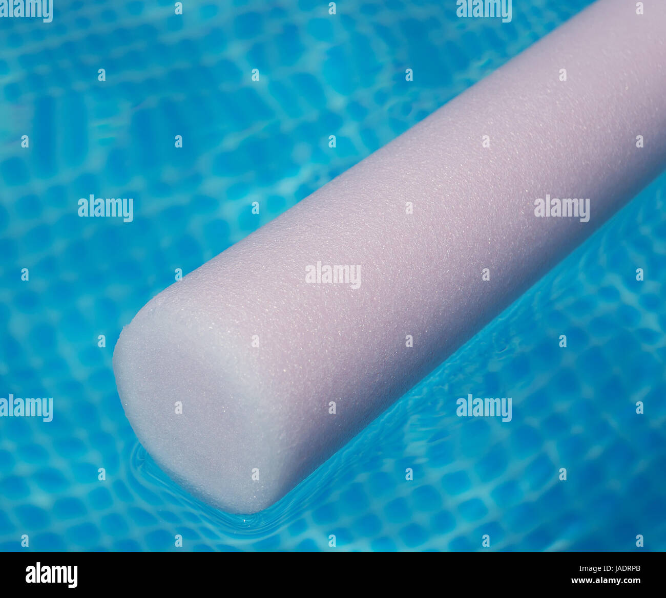 Rosa Pool Nudel und Blauwasser Stockfoto