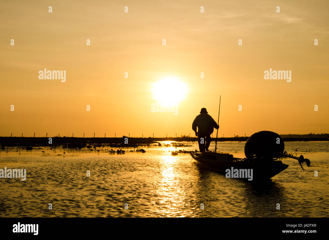 Fischer gehen auf einem kleinen Fischerboot in den frühen Morgenstunden löschte Fischernetz im lokalen Stausee hinunter Süden Thailands Stockfoto