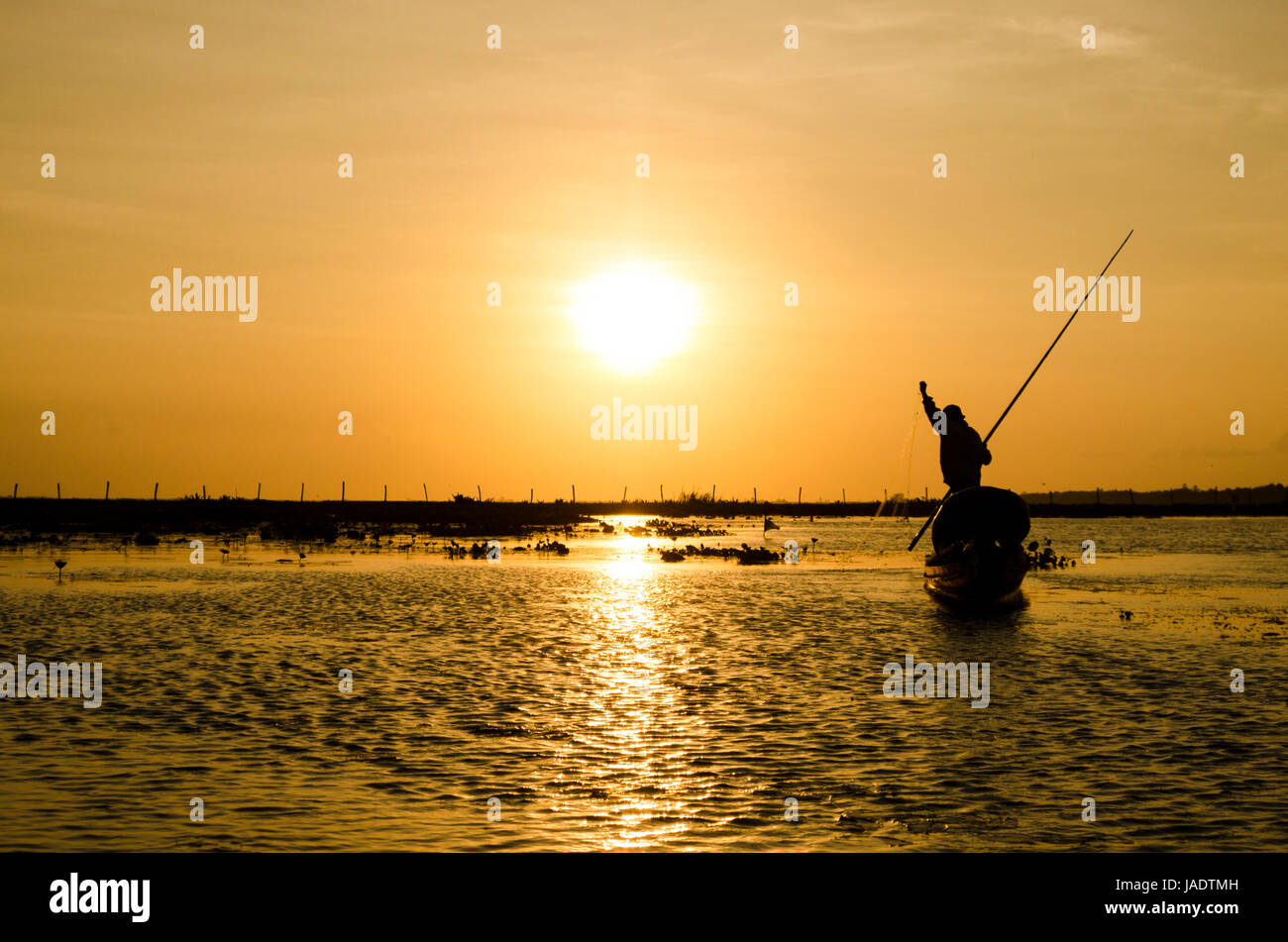 Fischer gehen auf einem kleinen Fischerboot in den frühen Morgenstunden löschte Fischernetz im lokalen Stausee hinunter Süden Thailands Stockfoto