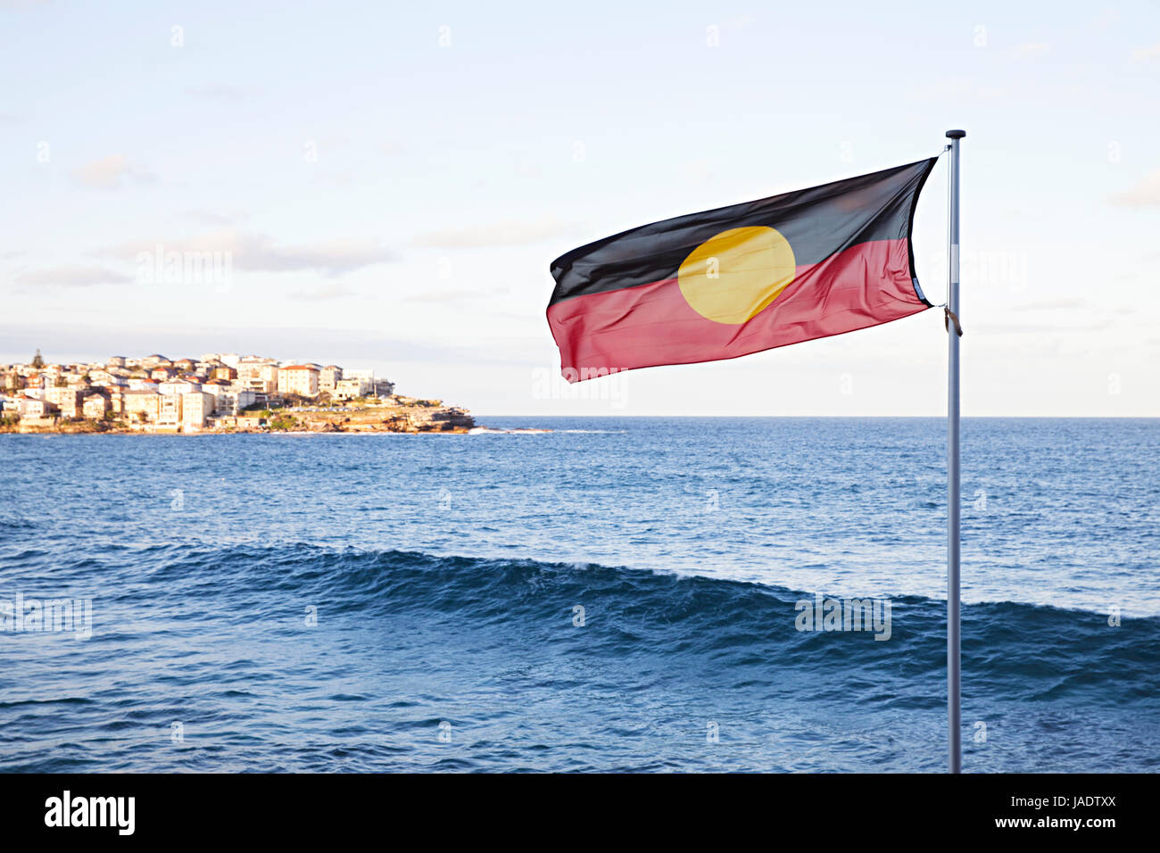 Einen sonnigen Tag in Sydney über Bondi Beach suchen mit Fahne im Vordergrund. Stockfoto