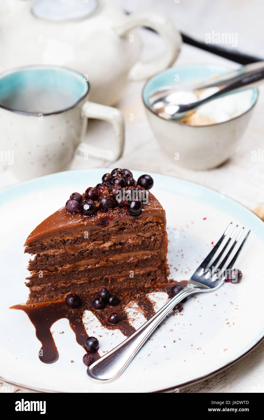 Schokolade-Beeren-Kuchen mit Johannisbeeren und Tee. Tee mit Dessert. Stockfoto
