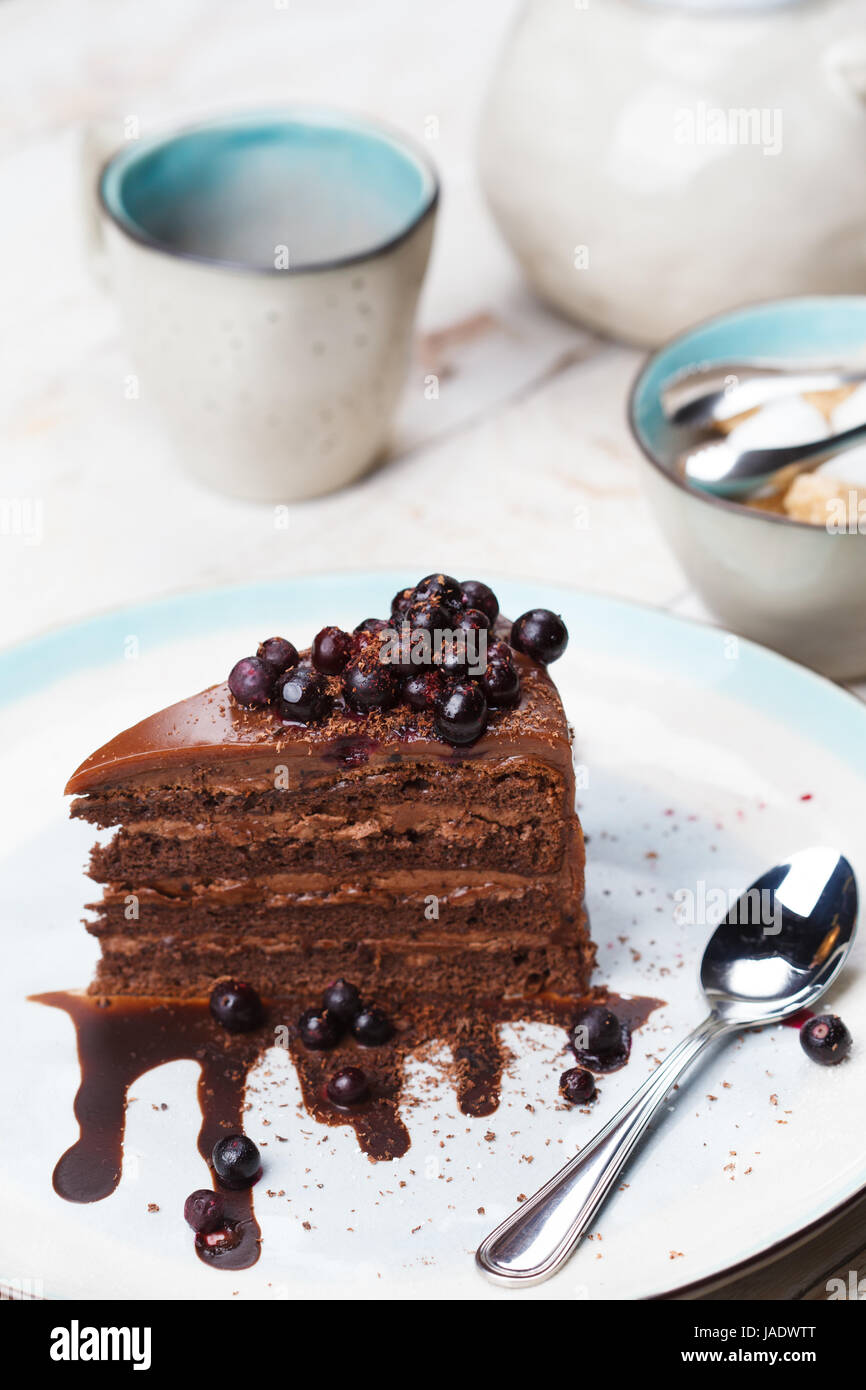 Schokolade-Beeren-Kuchen mit Johannisbeeren und Tee. Tee mit Dessert. Stockfoto