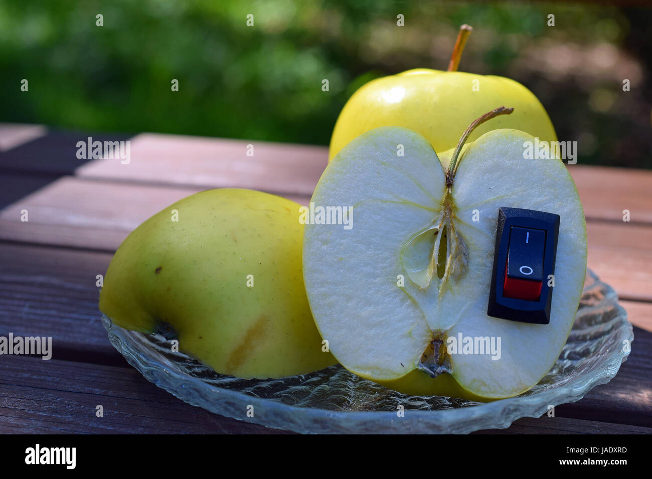 Äpfel. Einen halben Apfel mit eingefügten ein-/Ausschalter. Gesunde Ernährung-Konzept mit Platz für Text. Stockfoto