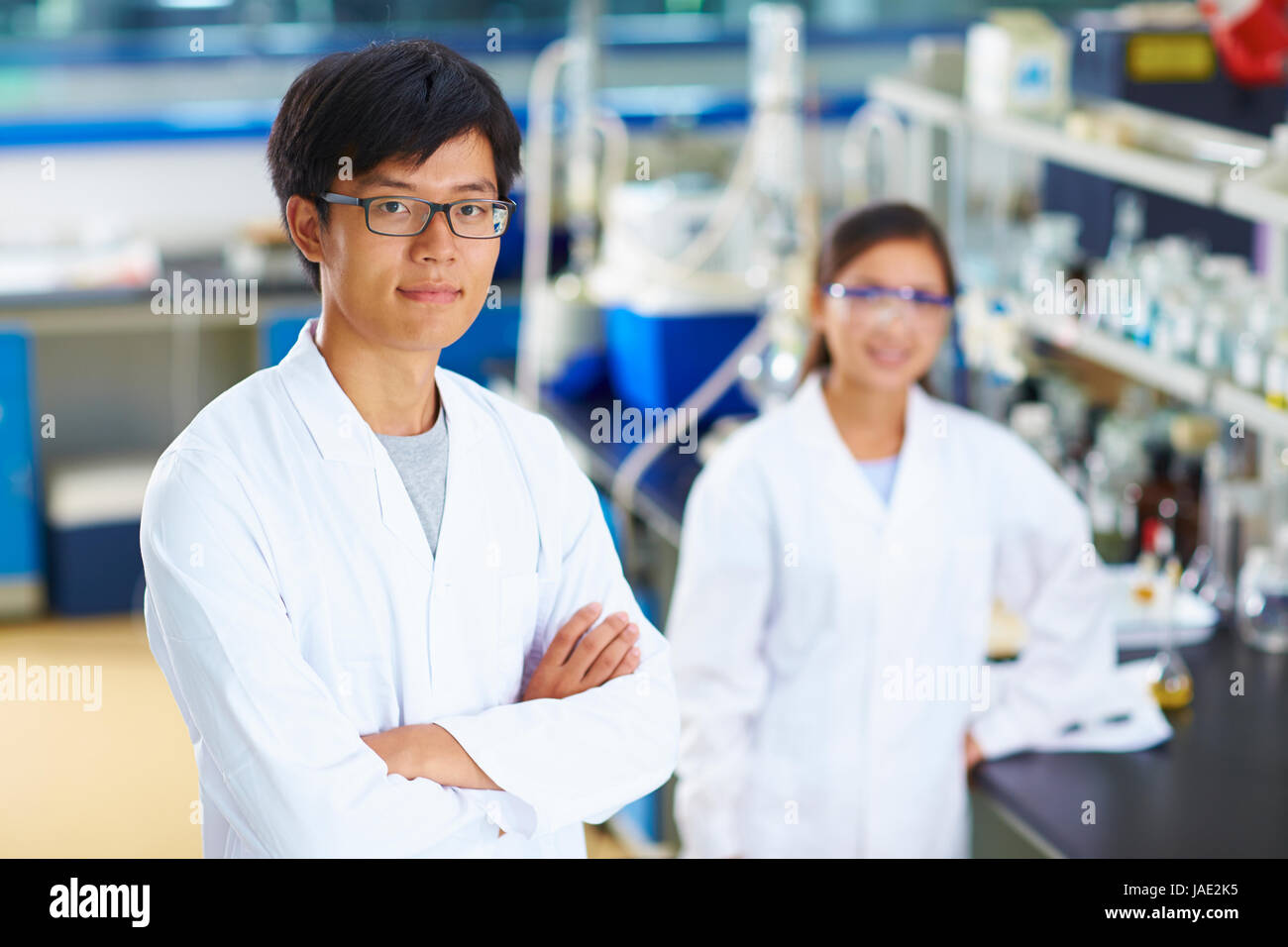 Porträt von Labor Wissenschaftler im Labor Blick in die Kamera Stockfoto