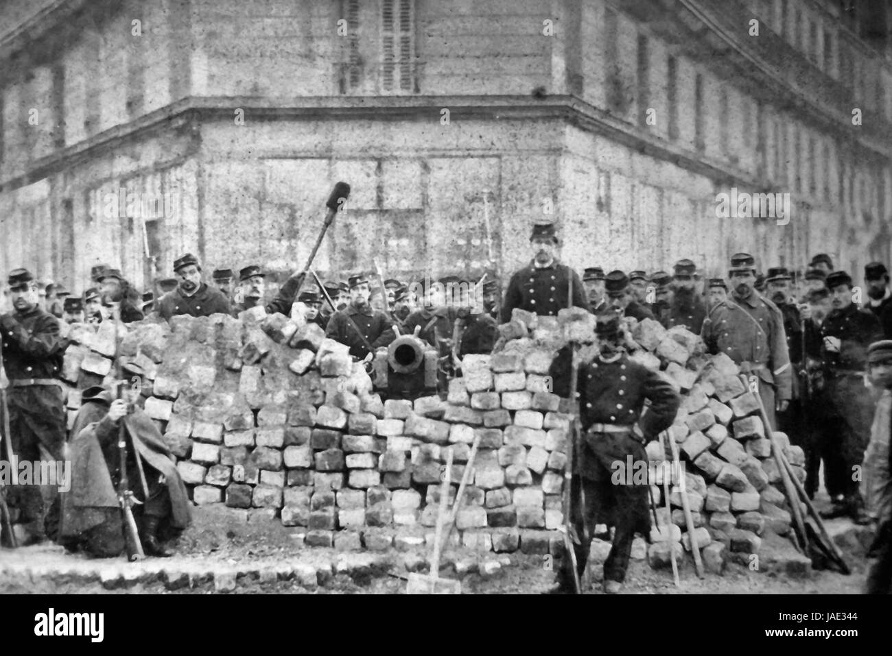 Barrikade an der Ecke Boulevard Voltaire und Richard-Lenoir während der Paris Kommune von 1871. Stockfoto