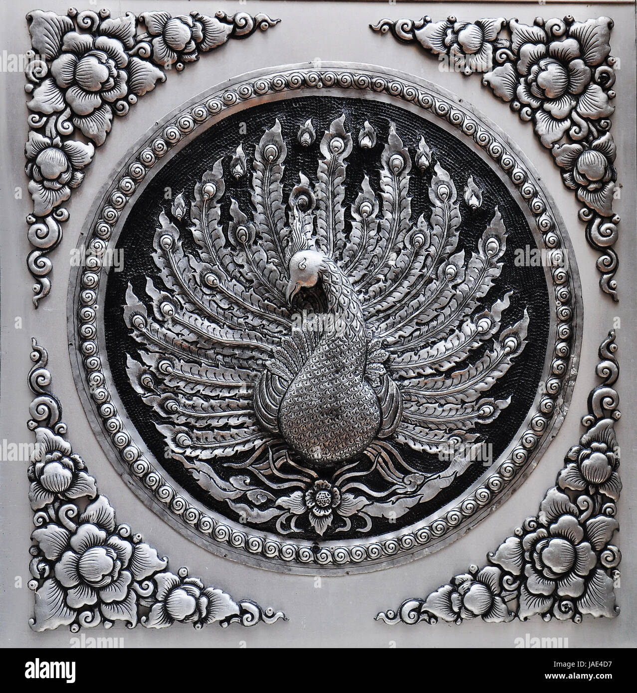 Gravur Silber Lack Rahmenplatte zeigen Pfau Tiere in Mythologie Kunst. Globale Handwerk thailändischer Künstler. Legen Sie in Chiang Mai. Stockfoto
