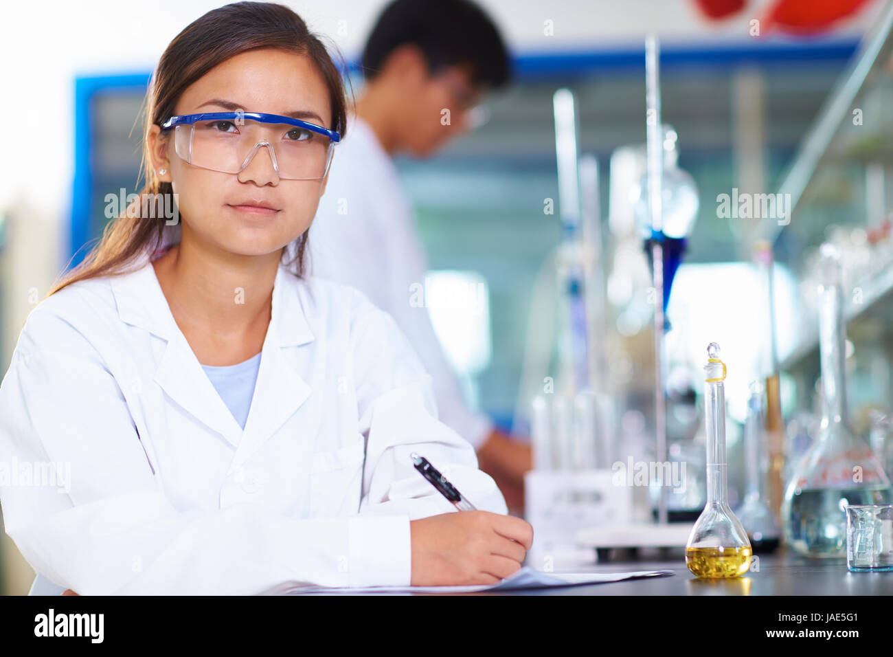 Eine weibliche chinesische Labor Wissenschaftler arbeiten im Labor mit Reagenzgläsern Stockfoto