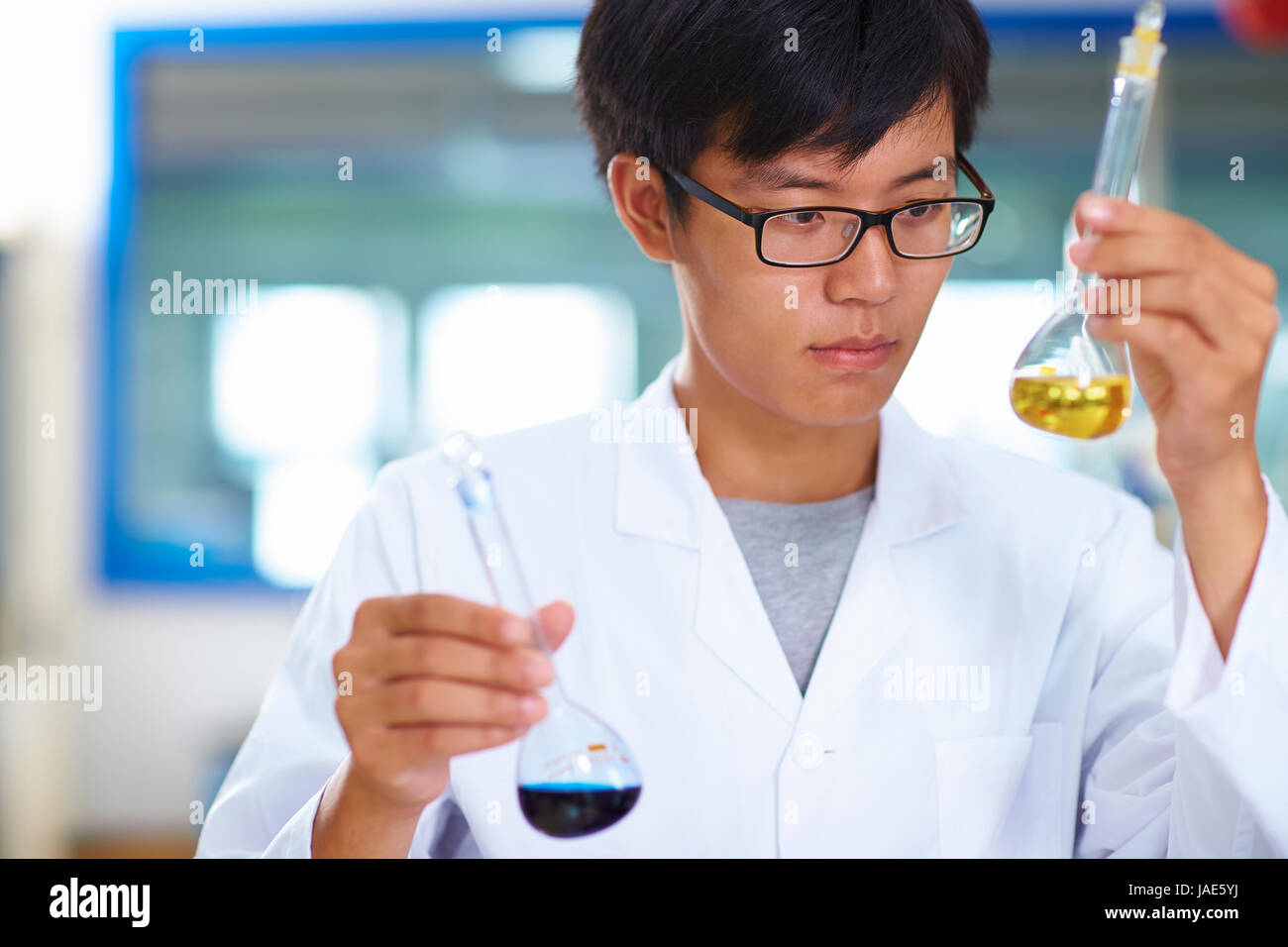 Eine männliche chinesische Labor Wissenschaftler arbeiten im Labor mit Reagenzgläsern Stockfoto