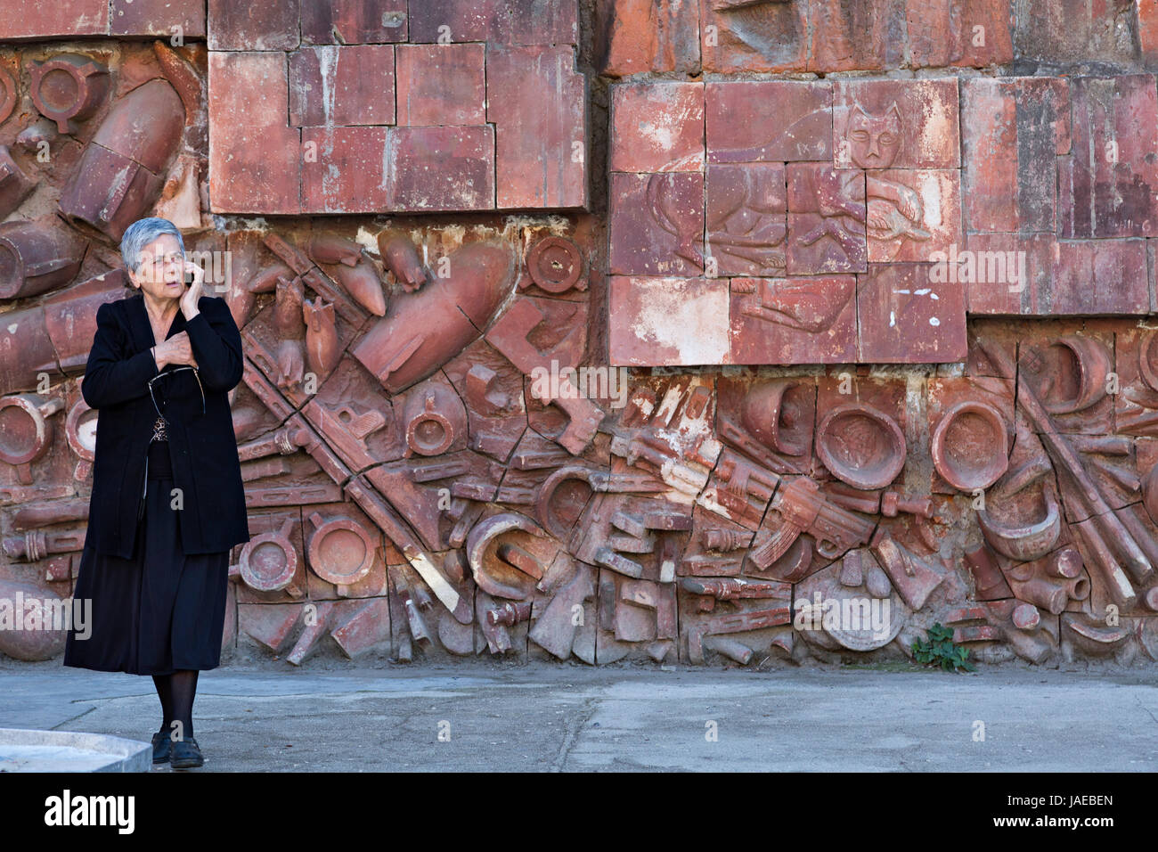 Frau am Telefon in Kutaisi, Georgien Stockfoto