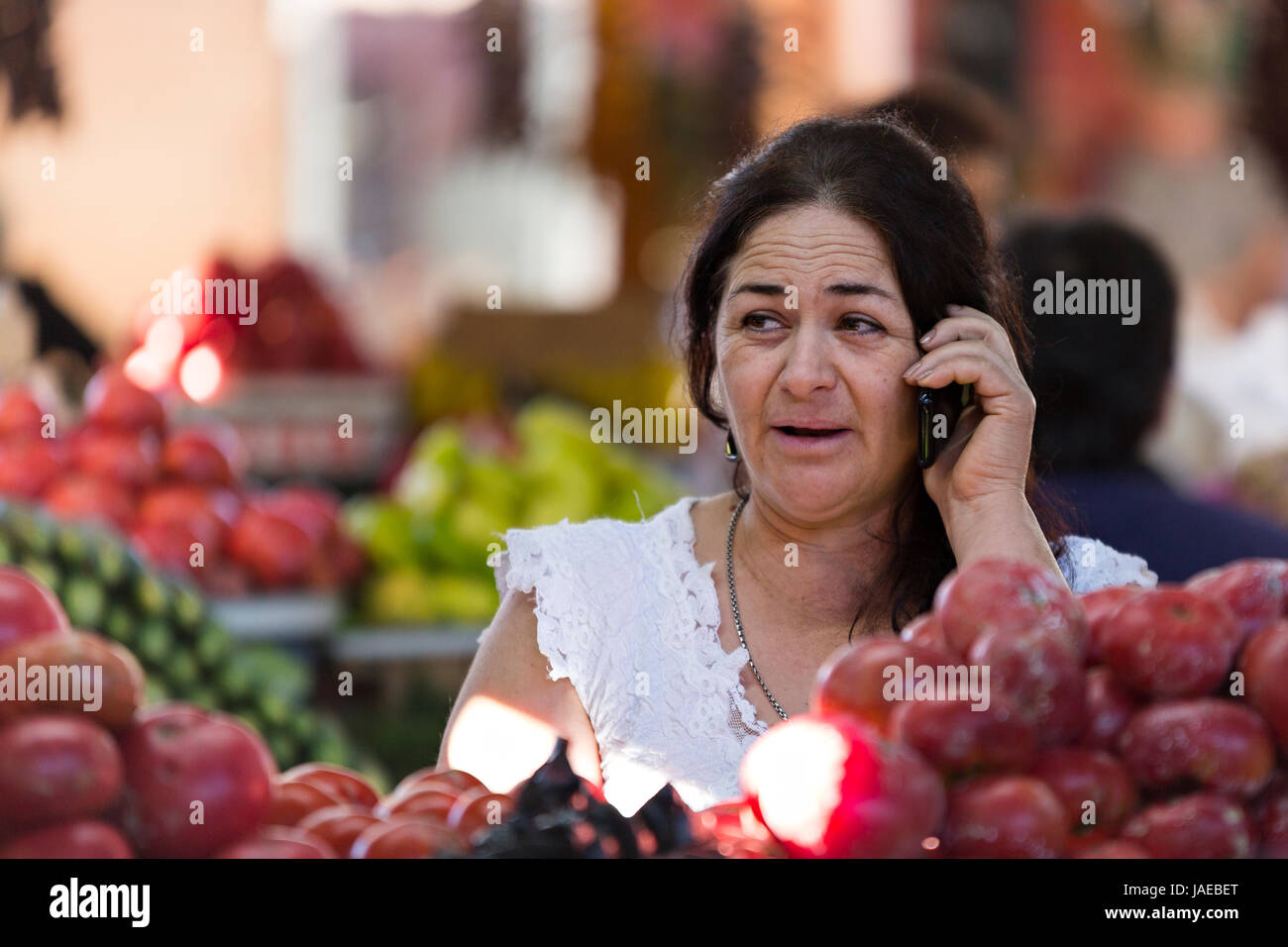 Frau am Telefon in Kutaisi, Georgien Stockfoto