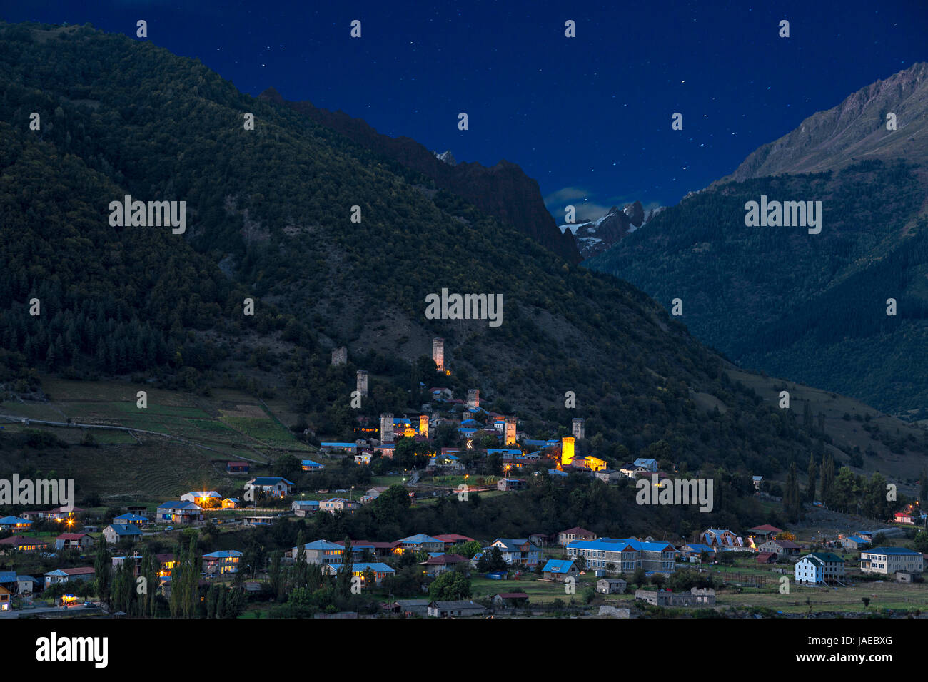 Nacht-Blick über die Stadt Mestia in den Bergen des Kaukasus, Georgien. Stockfoto