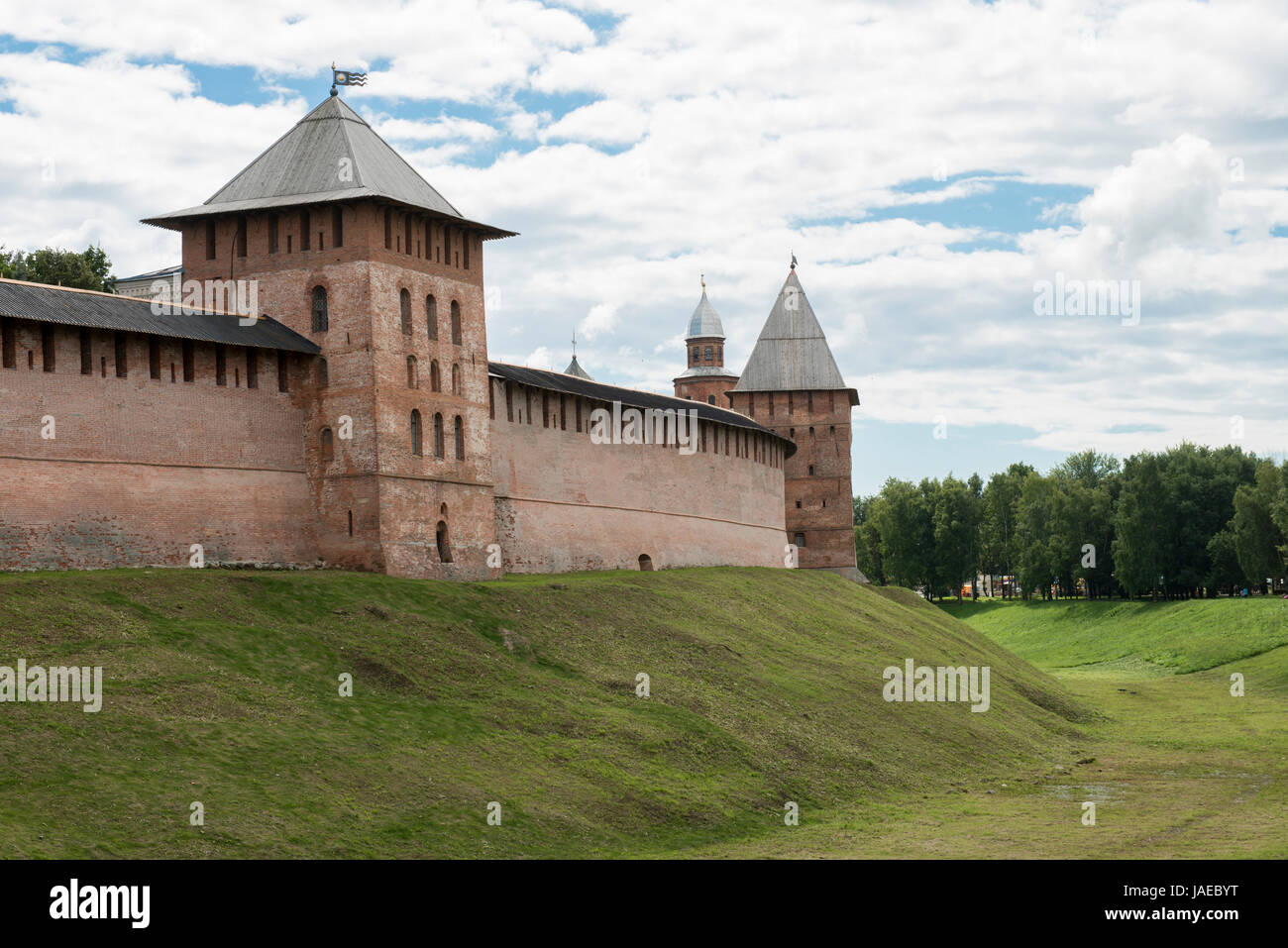 Das Herz von Weliki Nowgorod seit jeher den Kreml oder Detinets, wie sie es, in alten Zeiten nannten. Die Gebäude von Novgorod Festung wird in den Chroniken ca. 1044 erstmals erwähnt. Seit Jahrhunderten fungierte der Kreml als eine administrative, politische und religiöse Zentrum der Nowgoroder Land. Stockfoto