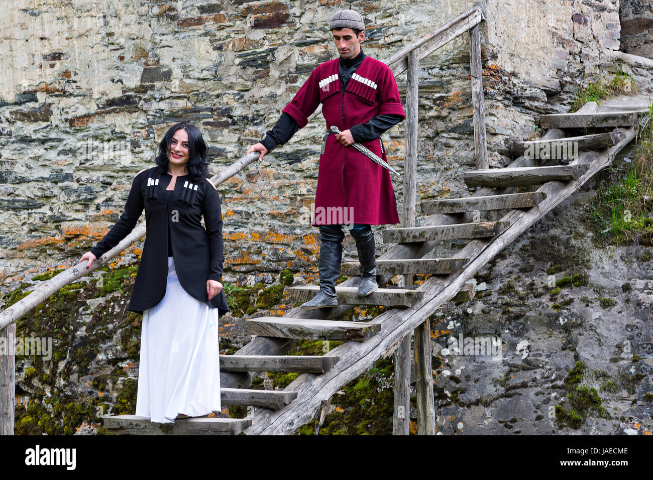 Georgische Mann und Frau in Trachten im Dorf Ushguli, Georgia. Stockfoto