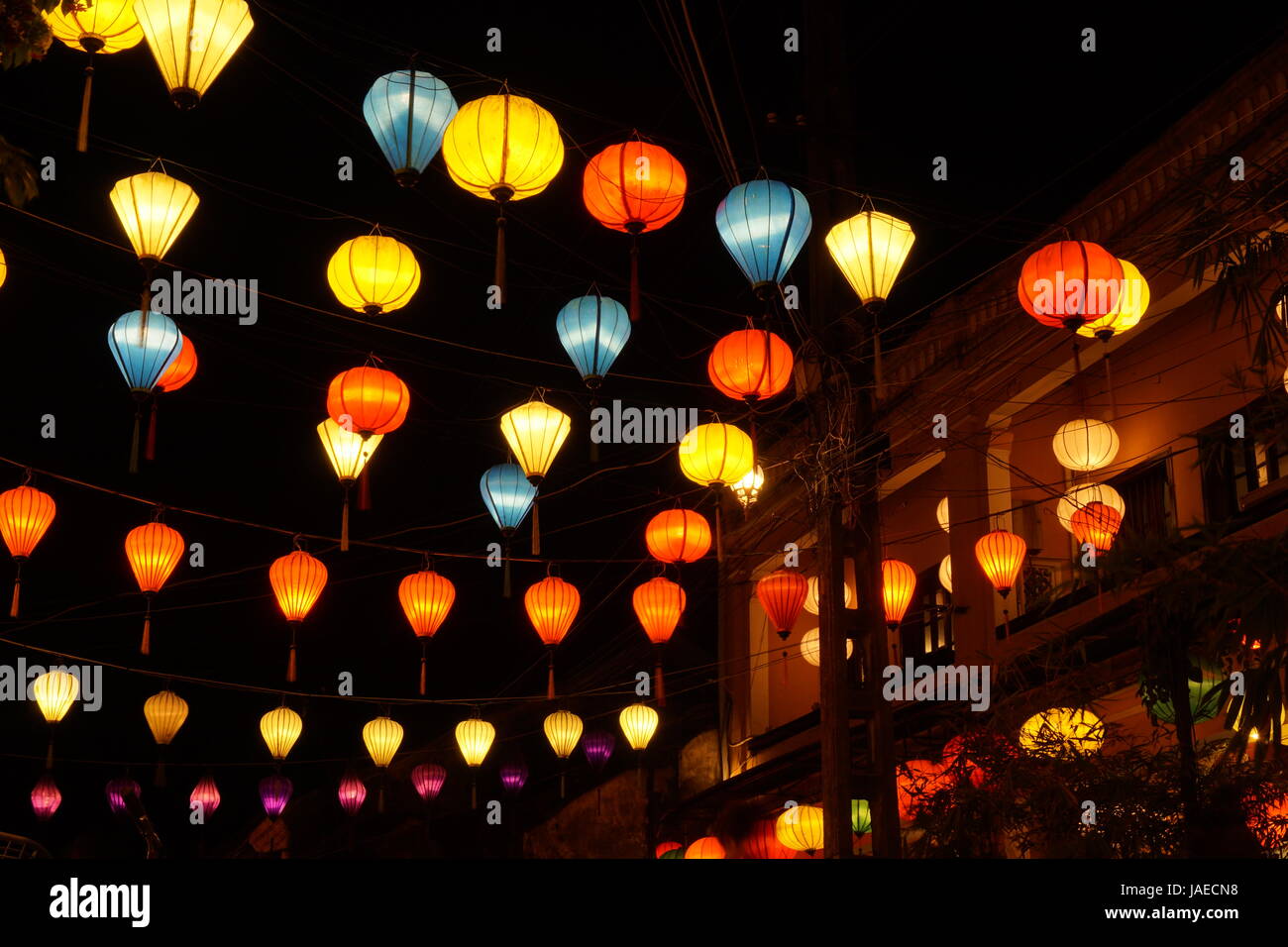 Laternen leuchten überall in Hoi an einem der Altstadt in der Nacht. Stockfoto