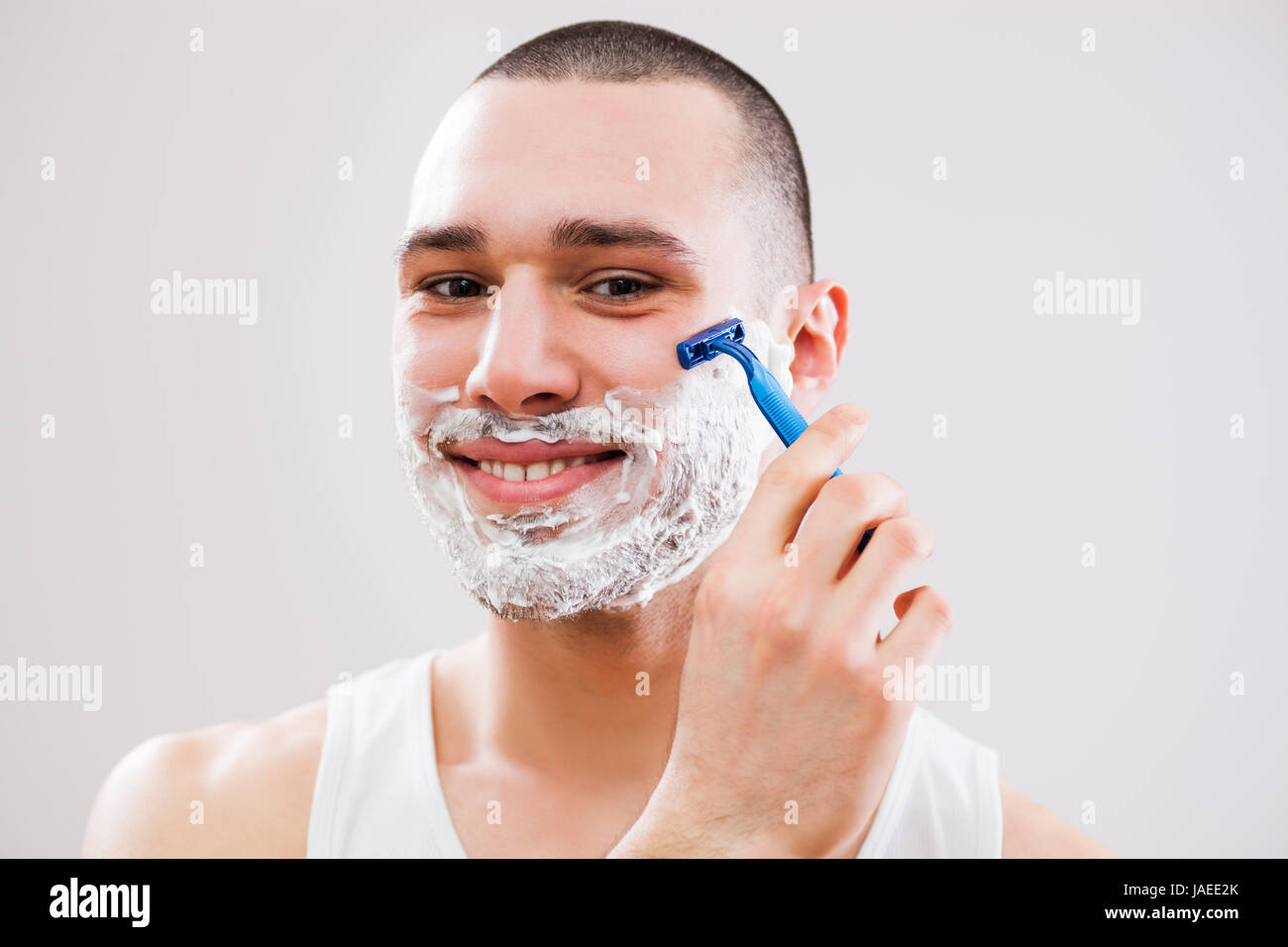 Junger Mann wird seinen Bart rasieren. Stockfoto