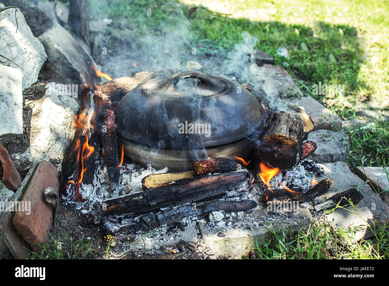 Im Tontopf auf Feuer, Outdoor-Kochen Stockfoto