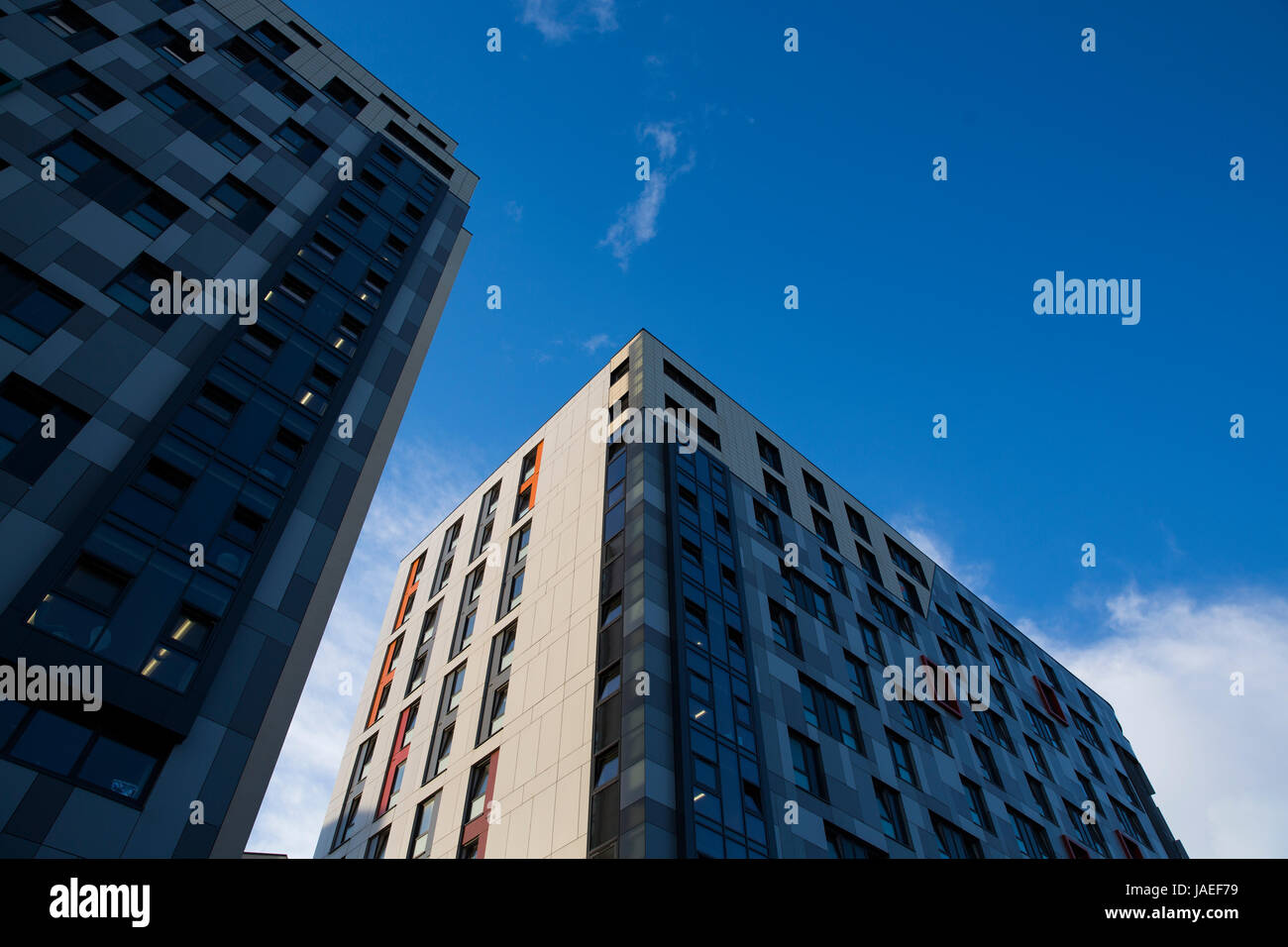 Neue Studentenwohnungen an einem sonnigen Tag in Southampton, England. Stockfoto