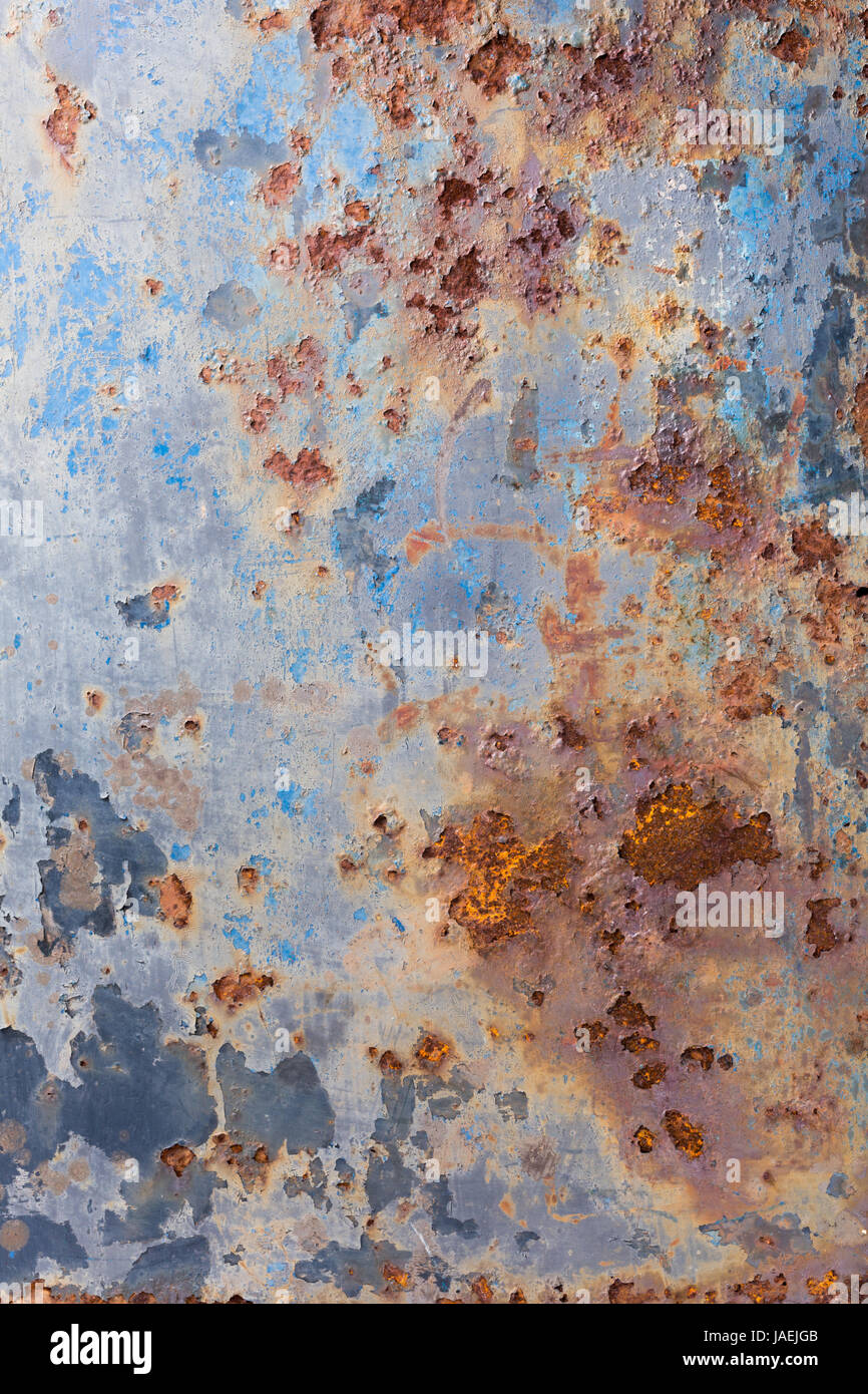 Blau, abblätternde Farbe und rostigen alten Metall Hintergrund, Textur. Vertikale. Stockfoto