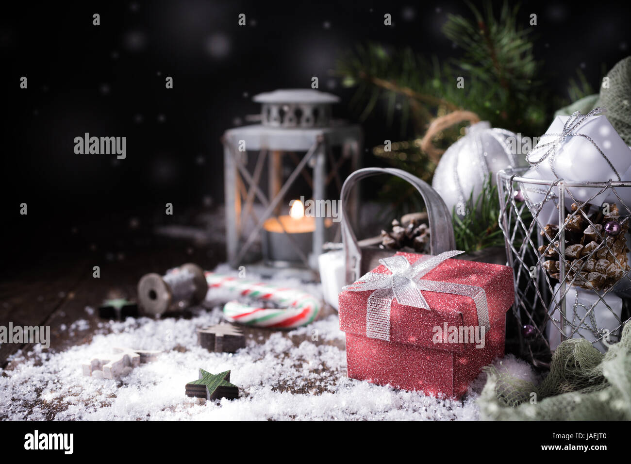 Weihnachten-Komposition mit Tannenzapfen Stockfoto