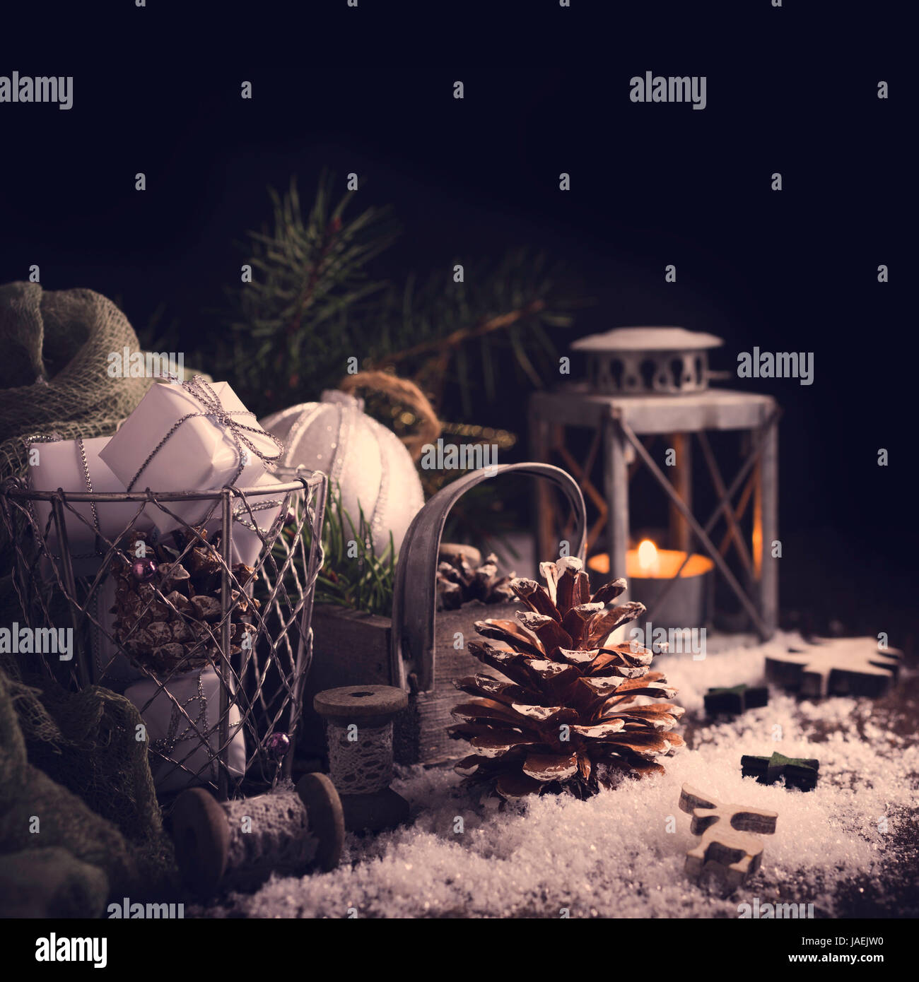 Weihnachten-Komposition mit Tannenzapfen Stockfoto