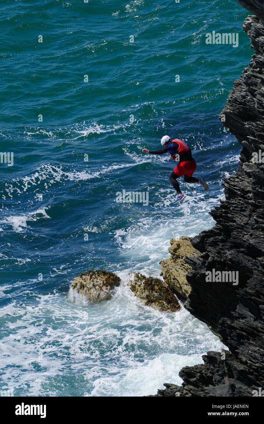 Coasteering Porth Dafarch Stockfoto
