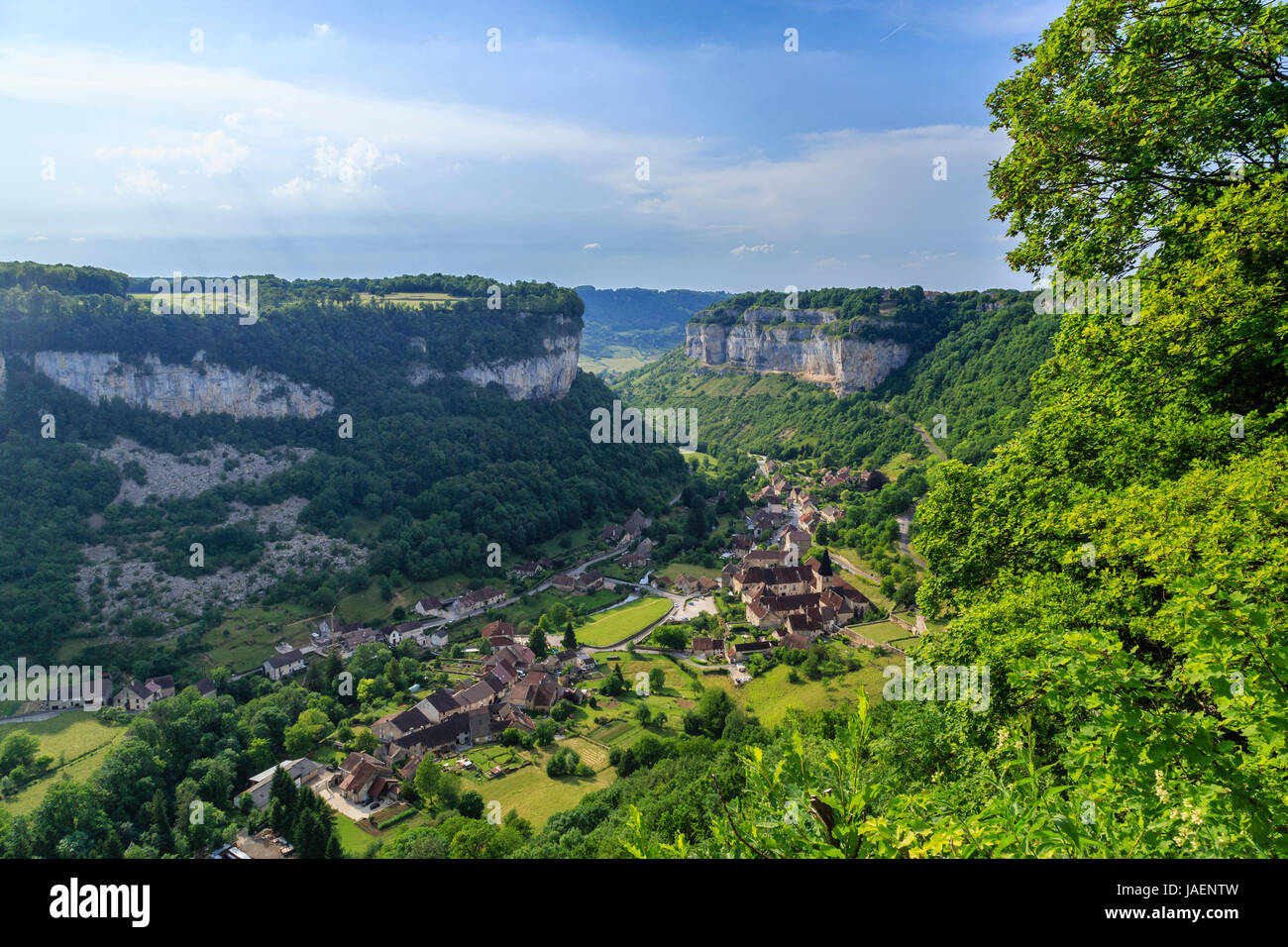 Frankreich, Jura, Baume les Messieurs, Les Plus beaux villages de France (Schönste Dörfer Frankreichs), Blick von der Croix Belvedere Stockfoto