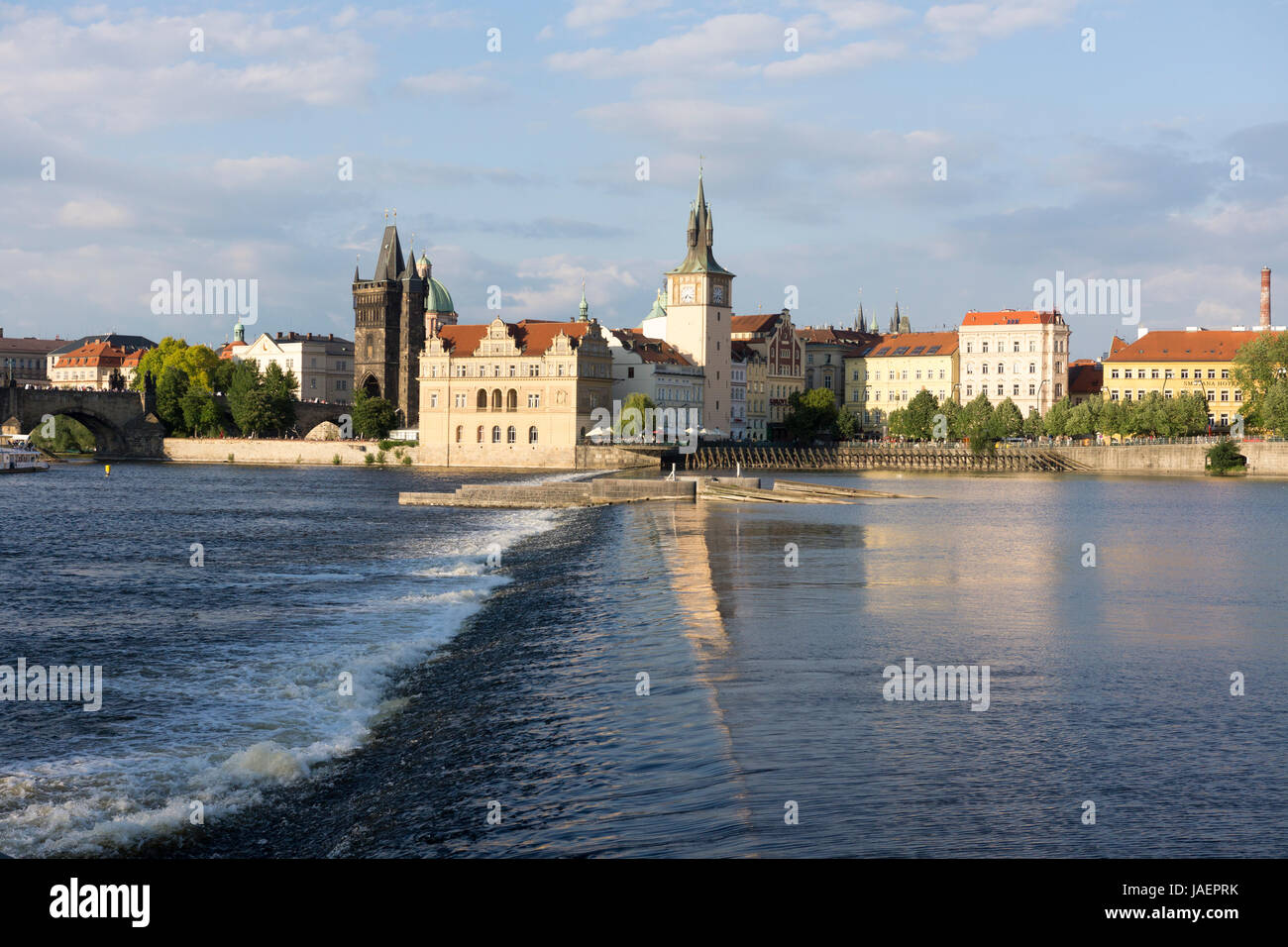 Ein Wehr in der Moldau in Prag neben der Karlsbrücke, das zur Regulierung des Flusses dient. Tschechische Republik Stockfoto