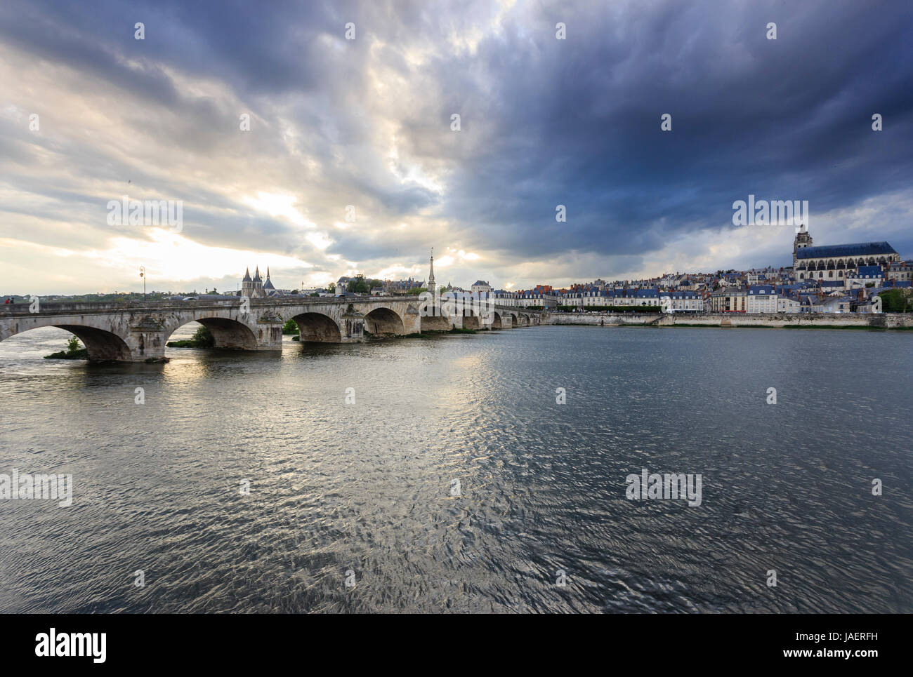 Frankreich, Maine et Loire, Blois, Loire, Jacques Gabriel Brücke, Saint Louis Kathedrale auf der rechten Seite und Saint Nicolas Kirche auf der linken Seite Stockfoto