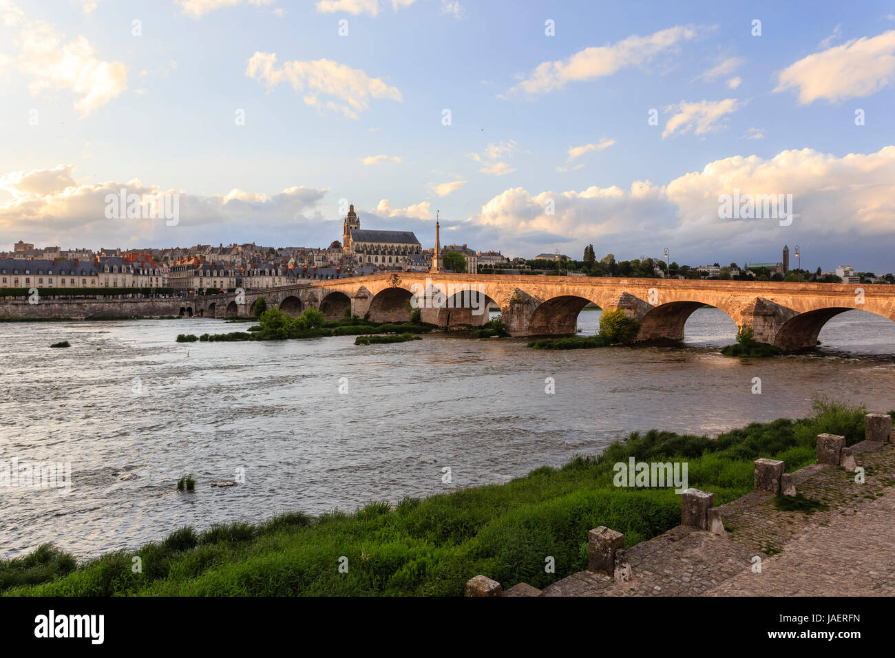 Frankreich, Maine et Loire, Blois, Loire, Jacques Gabriel Brücke am Abend Stockfoto
