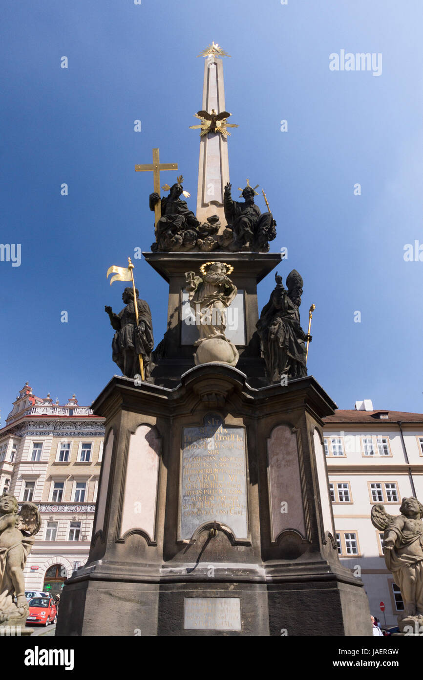 Die Säule der Hl. Dreifaltigkeit (Morový Sloup Nejsvĕtĕjší Trojice) ist eine Barocke Pestsäule auf Malostranské Platz in Prag. Stockfoto