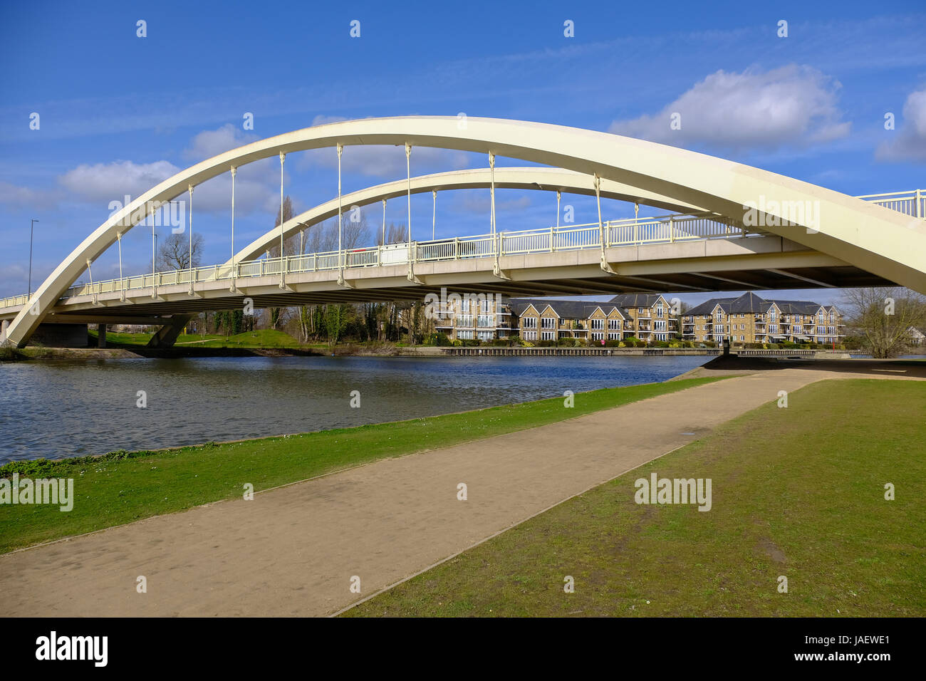 Die neue Brücke über den Fluss am Walton on Thames Stockfoto
