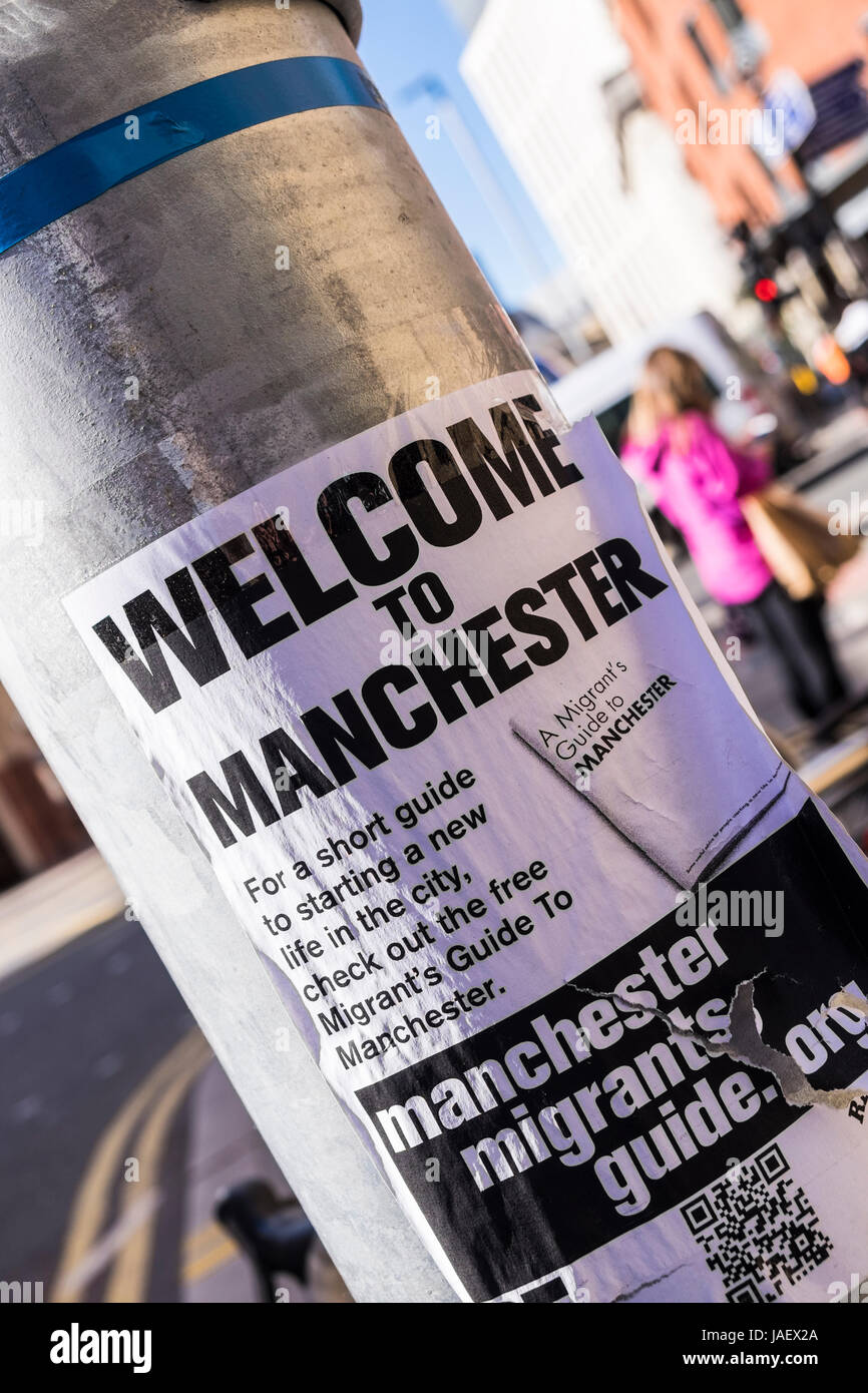 Willkommen bei Manchester Migranten Guide Flyer auf Lamp Post, Manchester, England, U.K Stockfoto