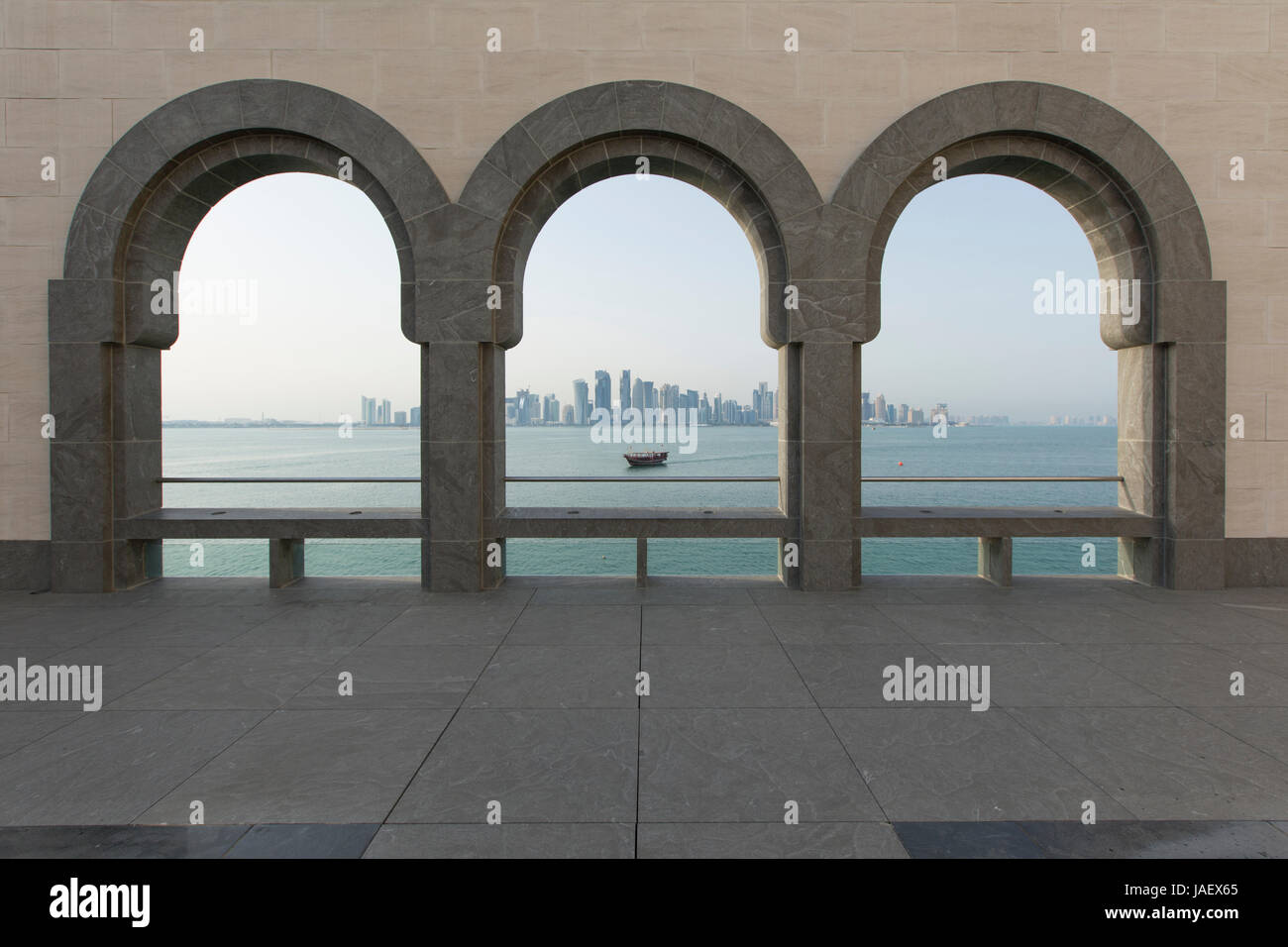 Blick aus dem Museum für islamische Kunst über die Bucht zum Geschäft Bezirk von West Bay, Doha, Katar Stockfoto