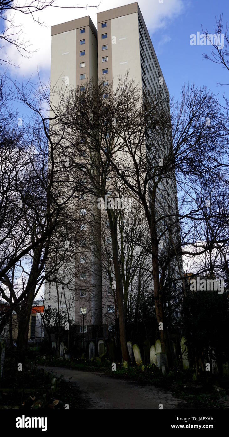 Hochhaus mit Blick auf Friedhof Stockfoto