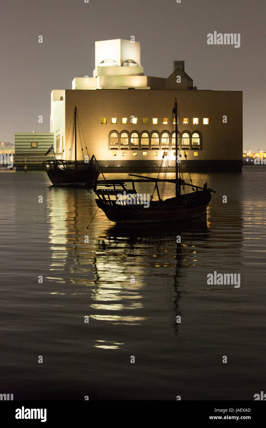 Dhaus in der Nacht vor dem Museum für islamische Kunst in Doha, Katar Stockfoto