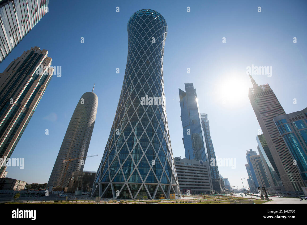 Der Tornado Tower (Mitte), The Burj Doha und andere Wolkenkratzer im Geschäftsviertel oder Doha, Qatar. Stockfoto