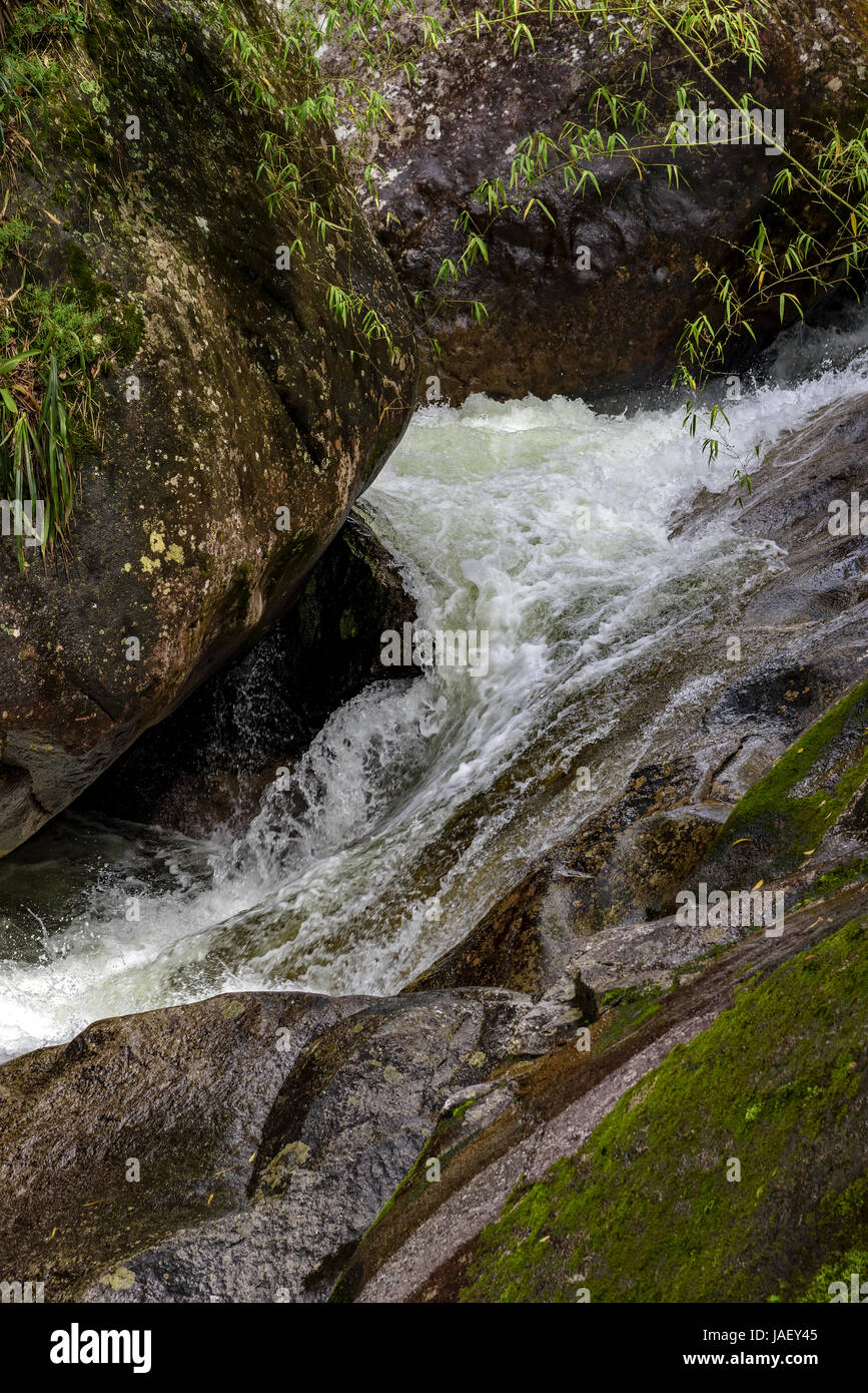 Kleiner Fluss und Wasserfall zwischen den Felsen der Itatiaia-Nationalpark in Penedo, Rio De Janeiro Stockfoto