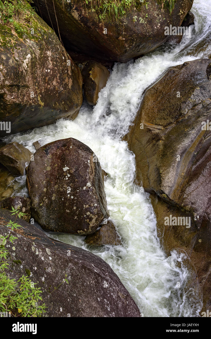 Kleiner Fluss und Wasserfall zwischen den Felsen der Itatiaia-Nationalpark in Penedo, Rio De Janeiro Stockfoto