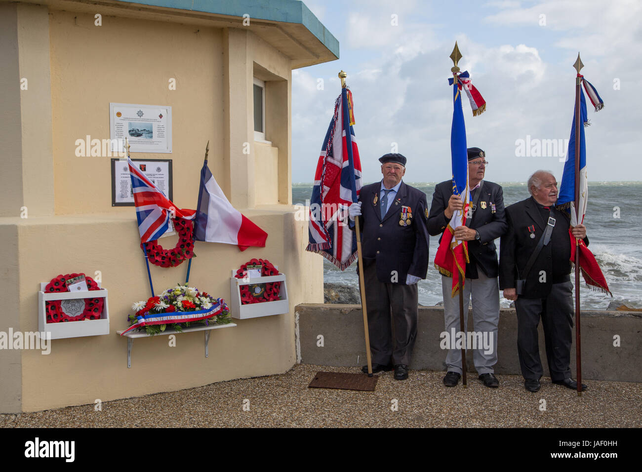 Ver-Sur-Mer, Frankreich. 6. Juni 2017. Ein Morgengottesdienst ist am Ufer des Gold Beach im britischen Sektor der Normandie 1944 statt. Der kleine Weiler Ver-Sur-Mer war eine strategische Schlacht mit Mitgliedern der 4. und 7. Royal Dragoon Guards und 5. Bataillon East Yorkshires verlieren Männer versuchen zu befestigten deutsche Stellungen. Eine vorübergehende neue Plakette wird vorgestellt als Teil der 73. Jubiläumsveranstaltung. Bildnachweis: Wayne Farrell/Alamy News Stockfoto