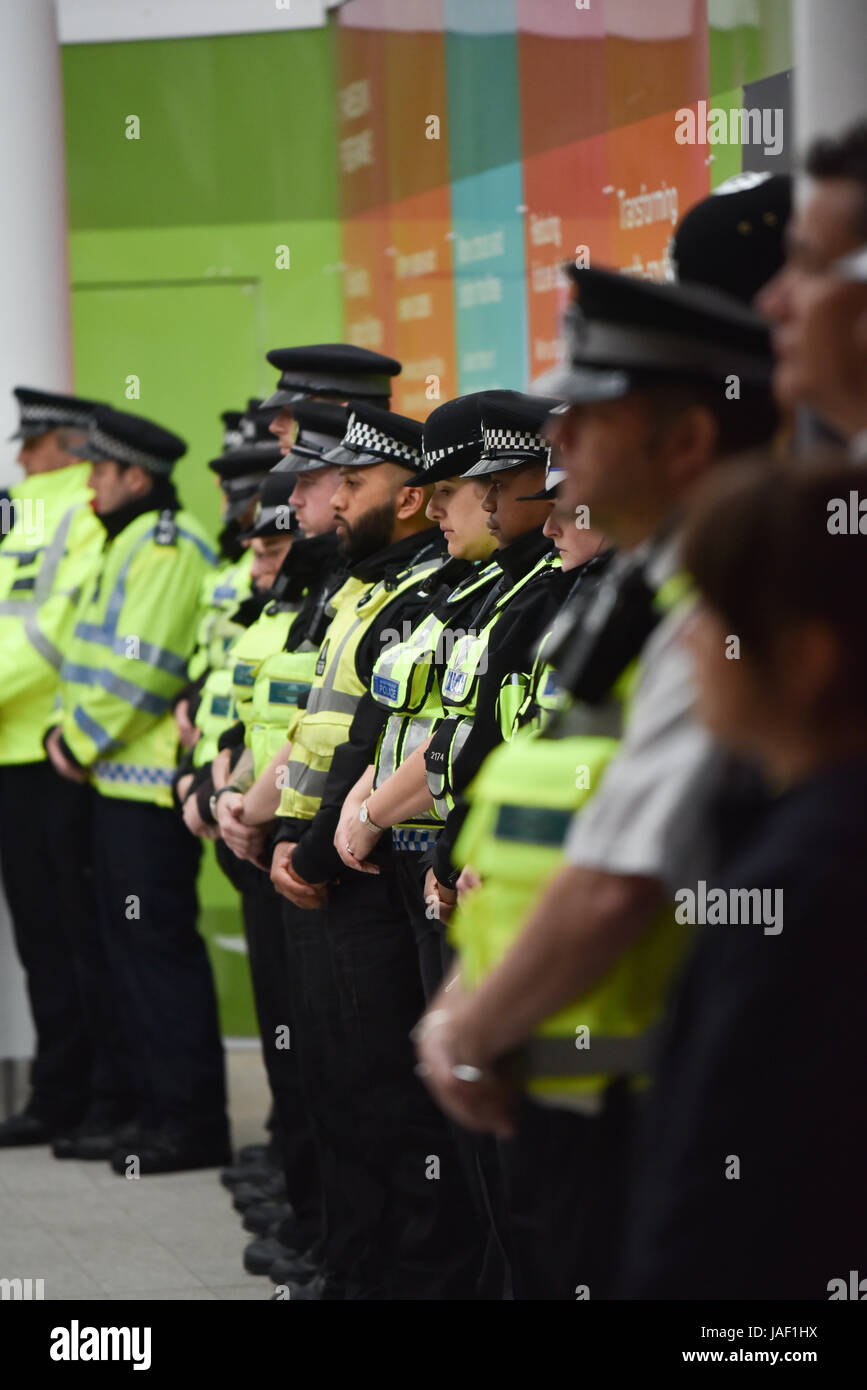 London Bridge, London, UK. 6. Juni 2017. Polizisten und Mitarbeiter beobachten eine Minuten Stille am Bahnhof London Bridge. Bildnachweis: Matthew Chattle/Alamy Live-Nachrichten Stockfoto