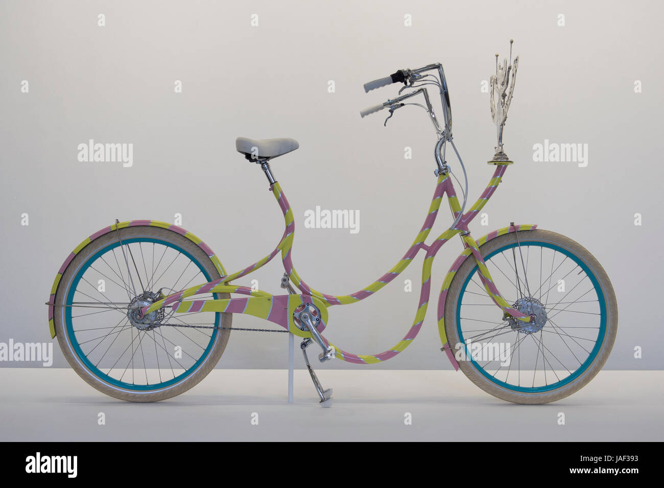 Serpentine Galleries, London, UK. 6. Juni 2017. Statt während der Serpentine beliebte Sommer-Saison, lud die Galerie Brite Grayson Perry, einer der scharfsinnigsten Kommentatoren auf zeitgenössische Gesellschaft und Kultur, eine große Ausstellung von neuen Arbeiten zu präsentieren. Die Arbeiten in der Ausstellung berührt viele Themen, einschließlich Popularität und Kunst, Männlichkeit und die aktuellen Kulturlandschaft. Foto: Prinzessin Freiheit Fahrrad, 2017. Custom-Built Fahrrad. Sammlung des Künstlers. Bildnachweis: Malcolm Park Leitartikel/Alamy Live-Nachrichten. Stockfoto