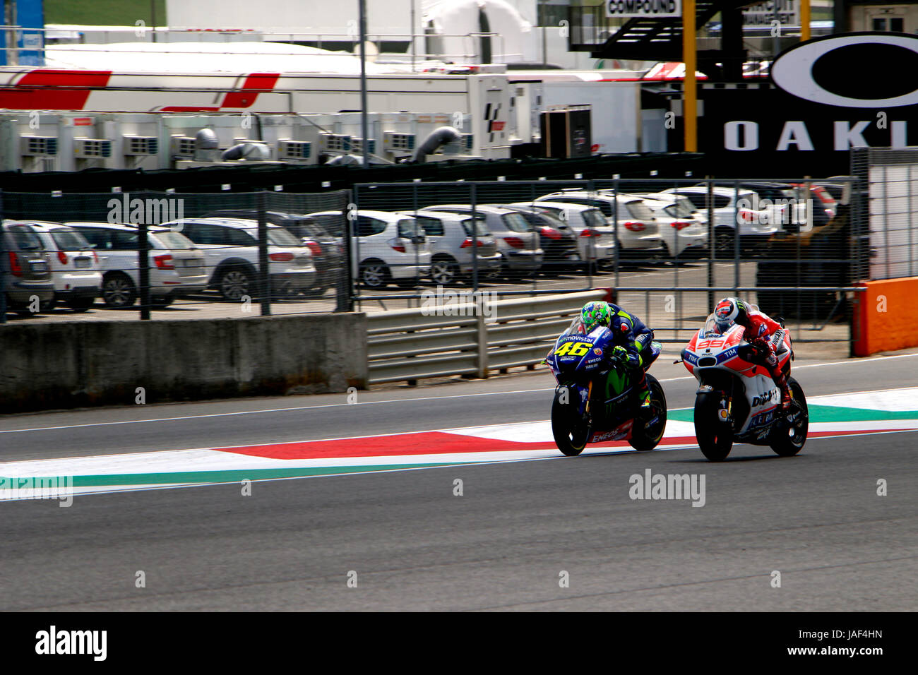 Florenz, Italien. 4. Juni 2017. Valentino Rossi und Jorge Lorenzo Kampf entlang der geraden in Mugello beim italienischen Grand Prix, 2017. Bildnachweis: Joseph Suschitzky/Alamy Live-Nachrichten Stockfoto