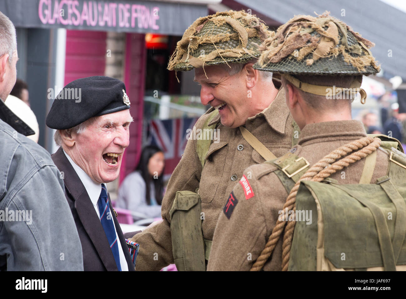 Normandie, Frankreich. 6. Juni 2017, Arromanches-Les-Bains. Der britischen Gold Strand-Sektor der Normandie ist voll von Besuchern, die sich für eines der beliebten Gedenkfeiern zum 6. Juni d-Day Zeitplan versammeln. Dutzende von Veteranen besuchen einen Service trotz orkanartigen Winden und anhaltende Duschen. Die Stadt beherbergt die Mulberry-Hafen lebendig mit historischen Kostümen, Oldtimer-Fahrzeugen und eine festliche Atmosphäre. Bildnachweis: Wayne Farrell/Alamy News Stockfoto