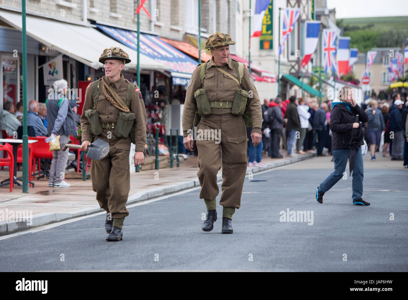 Normandie, Frankreich. 6. Juni 2017, Arromanches-Les-Bains. Der britischen Gold Strand-Sektor der Normandie ist voll von Besuchern, die sich für eines der beliebten Gedenkfeiern zum 6. Juni d-Day Zeitplan versammeln. Dutzende von Veteranen besuchen einen Service trotz orkanartigen Winden und anhaltende Duschen. Die Stadt beherbergt die Mulberry-Hafen lebendig mit historischen Kostümen, Oldtimer-Fahrzeugen und eine festliche Atmosphäre. Bildnachweis: Wayne Farrell/Alamy News Stockfoto