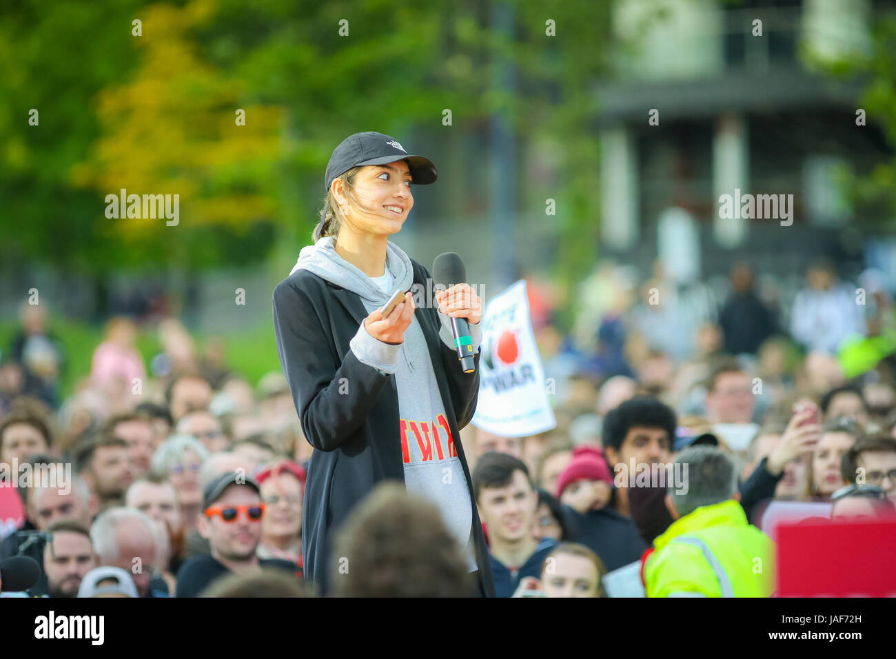 Birmingham-UK. Dienstag, 6. Juni 2017. Saffiyah Khan befasst sich mit der Kundgebung zur Unterstützung der Labour Party. Frau Khan wurde berühmt nach oben, um eine Demonstration der English Defence League Anfang dieses Jahres. Bildnachweis: Peter Lopeman/Alamy Live-Nachrichten Stockfoto